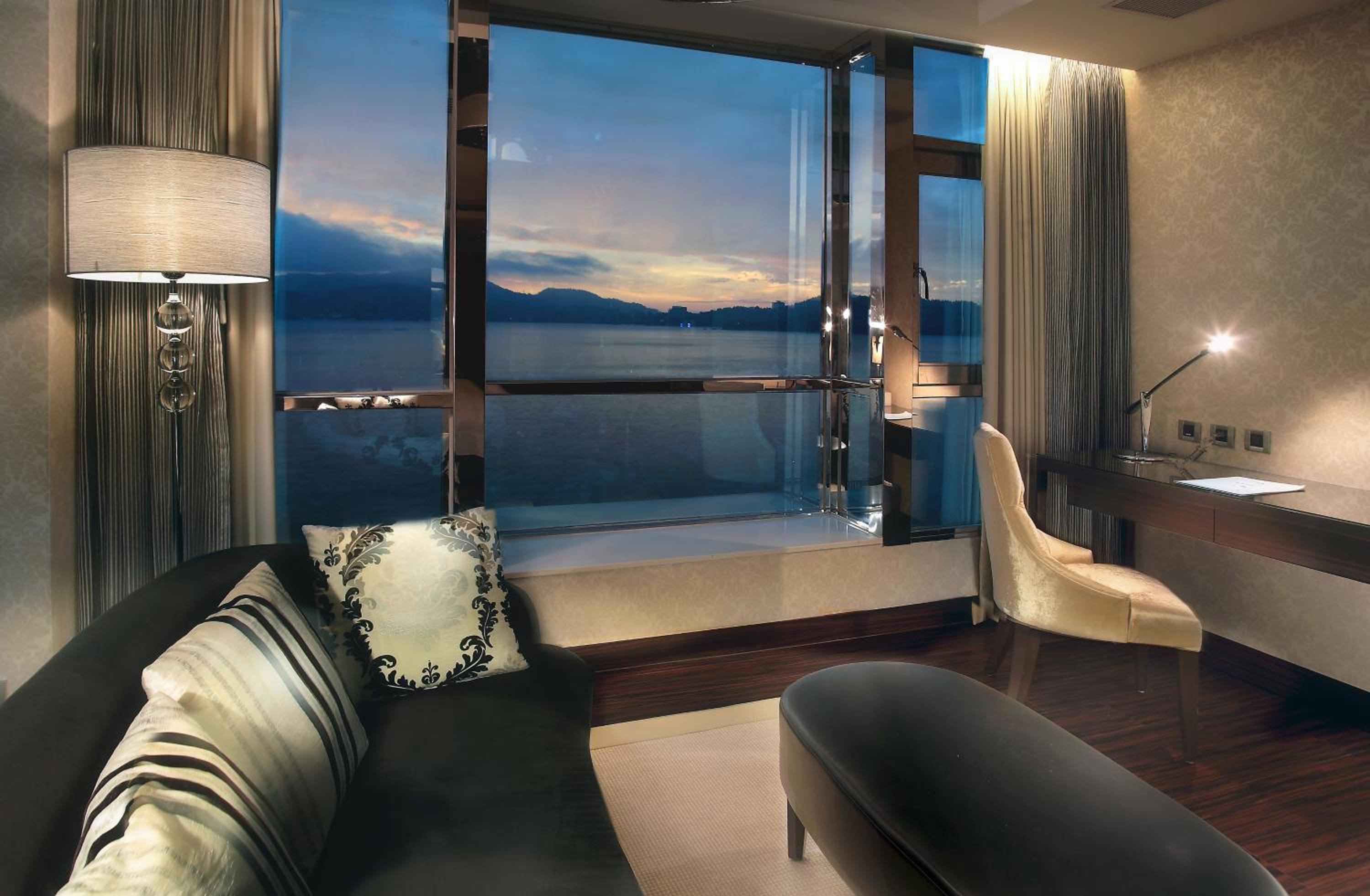 Moon Double Room with Lake View - Photo 3