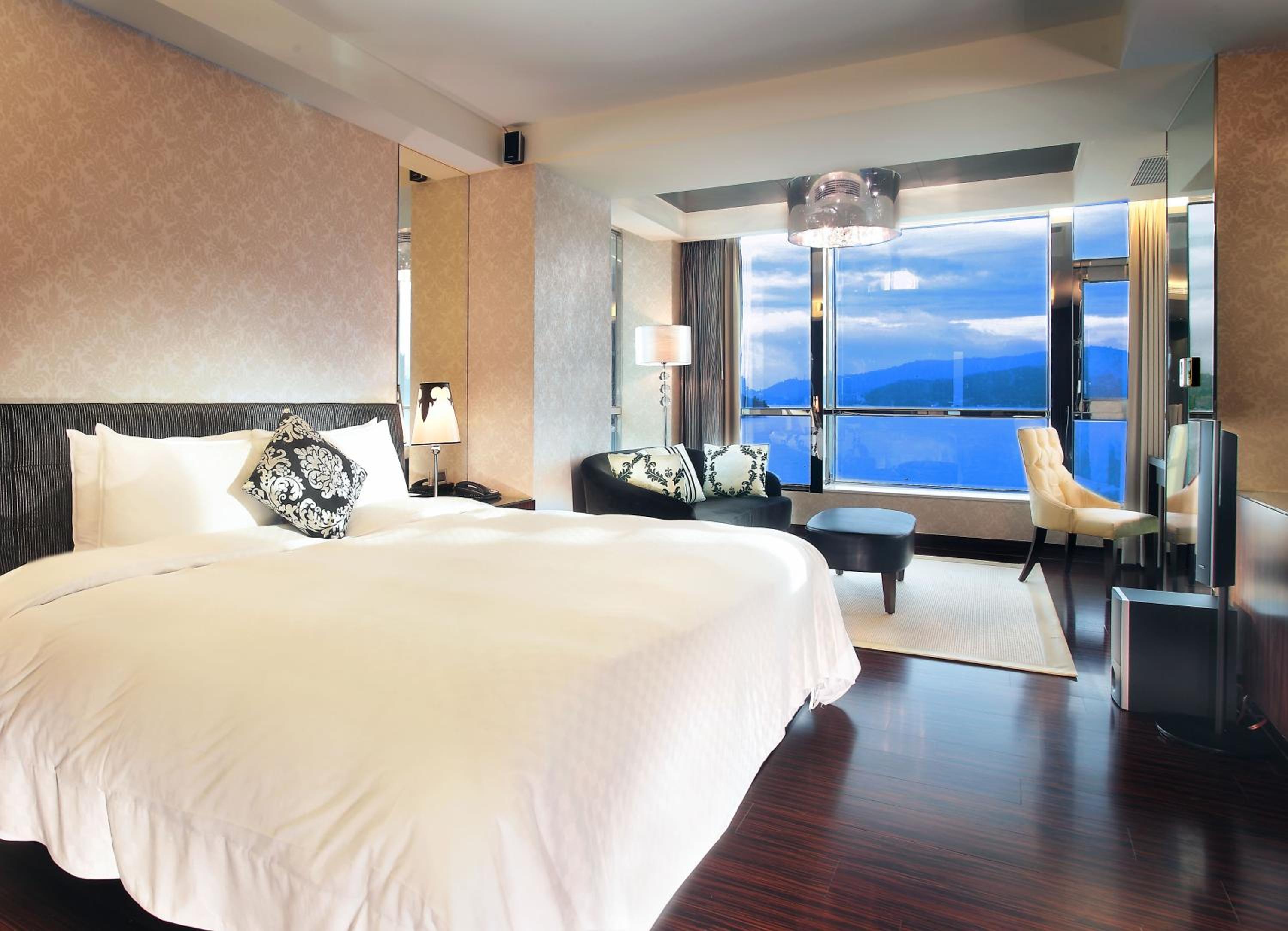 Moon Double Room with Lake View - Photo 1