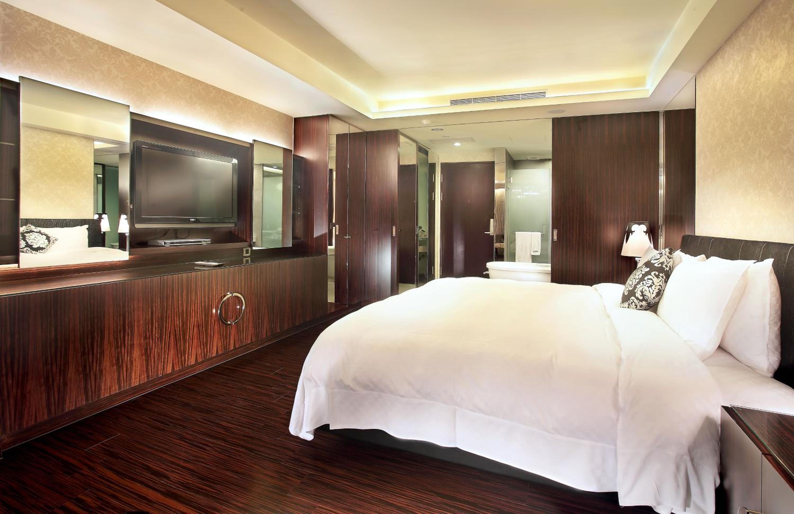 Moon Double Room with Lake View - Photo 5