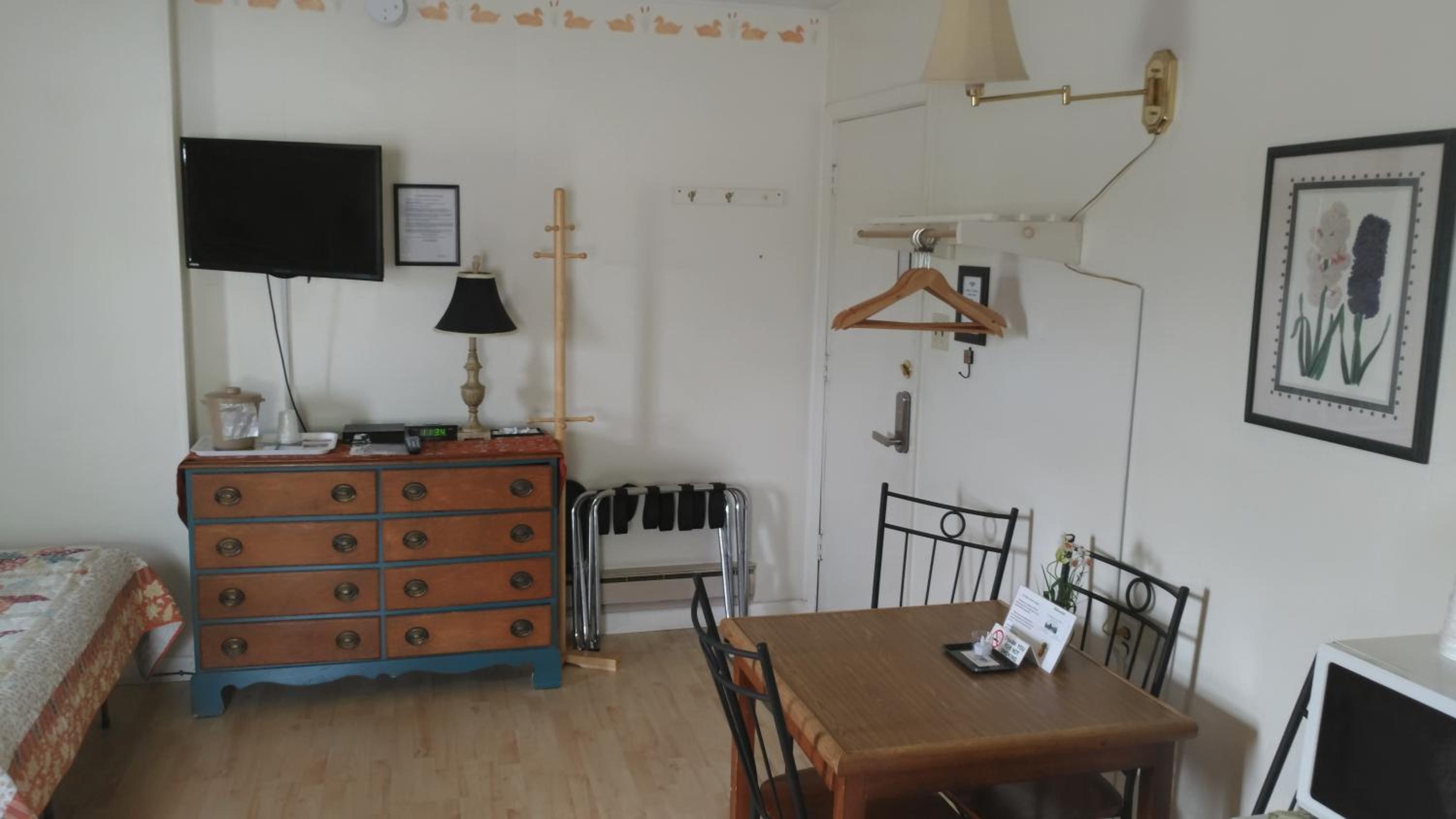 Family Room - Photo 2