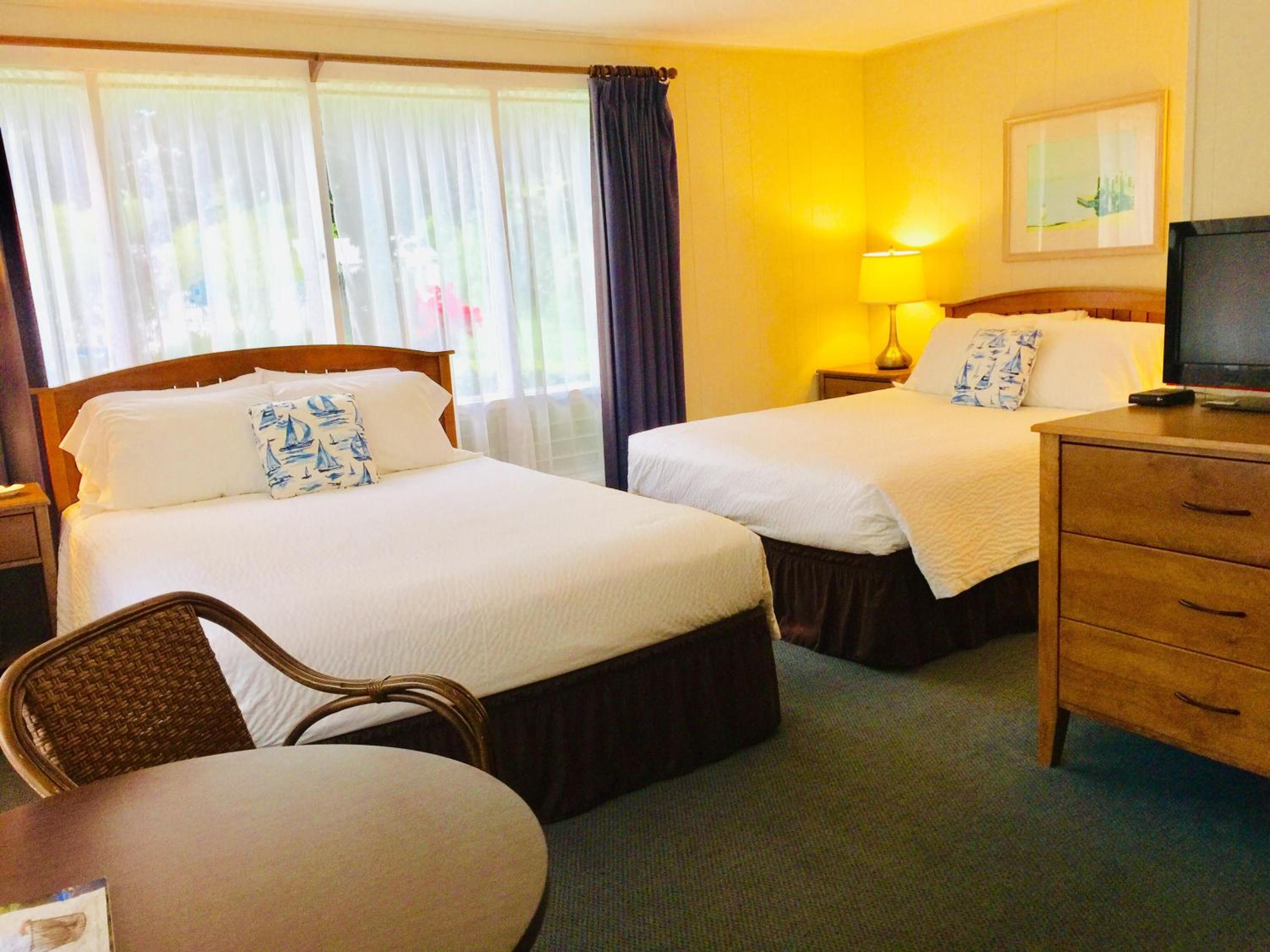 Deluxe Queen Room with Two Queen Beds - Photo 6