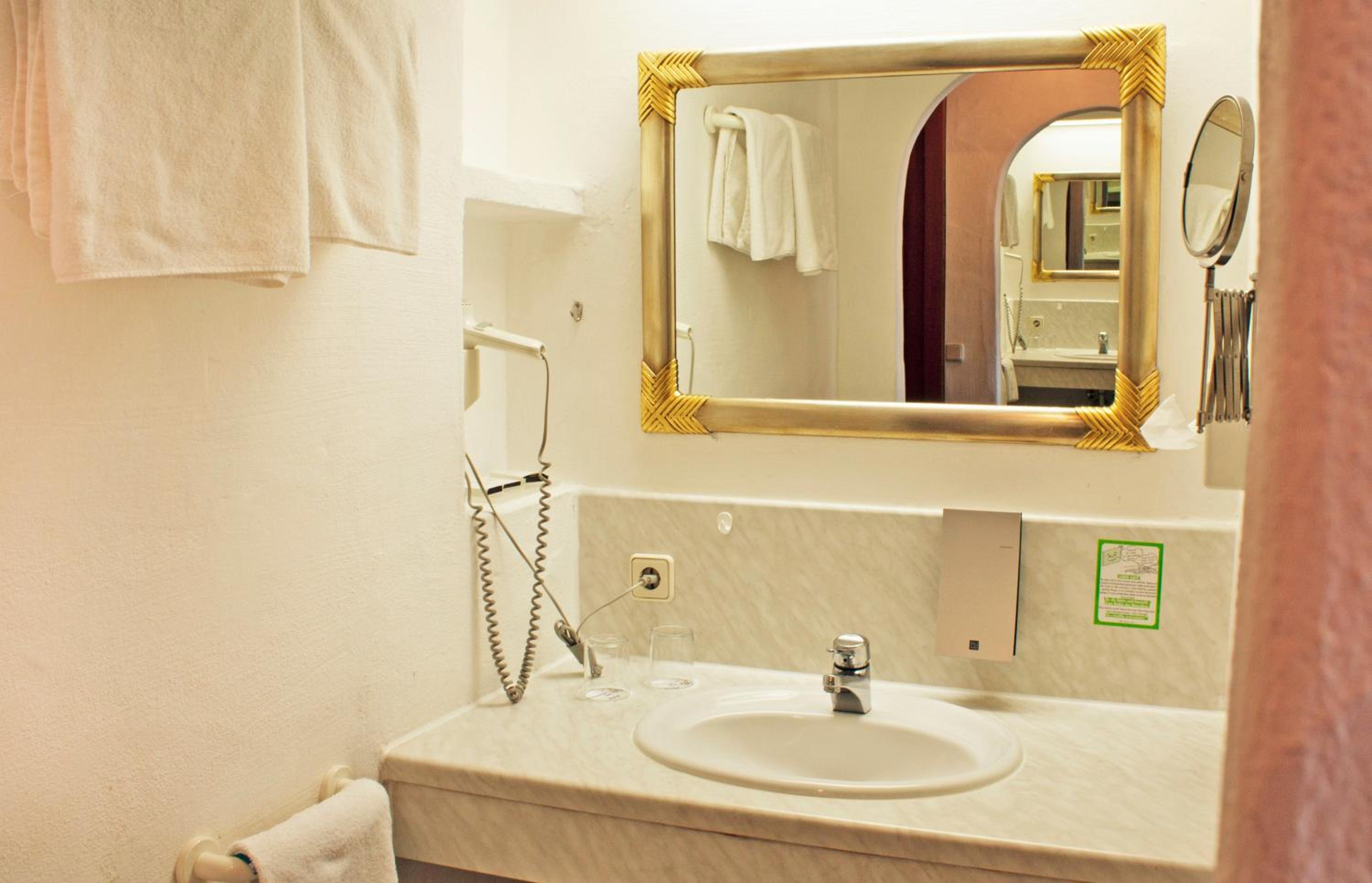 Standard  Double Room - Photo 7