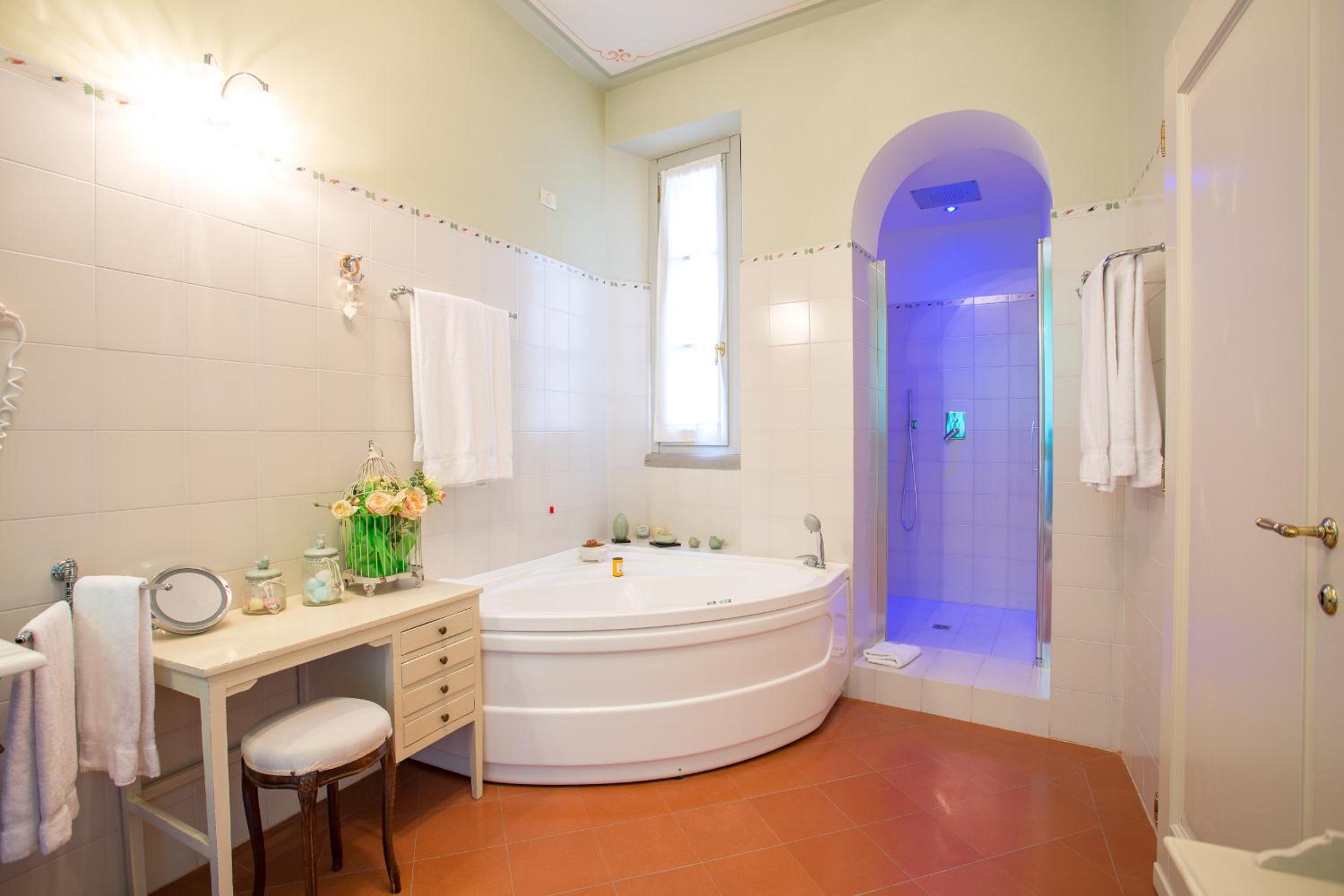King Suite with Panoramic View - Photo 16