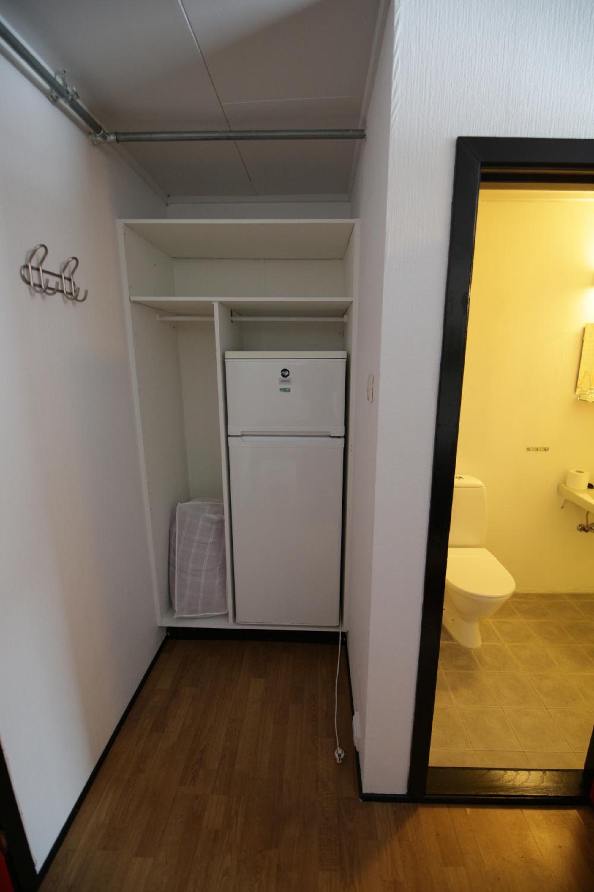 Twin Room with Private Bathroom - Photo 5
