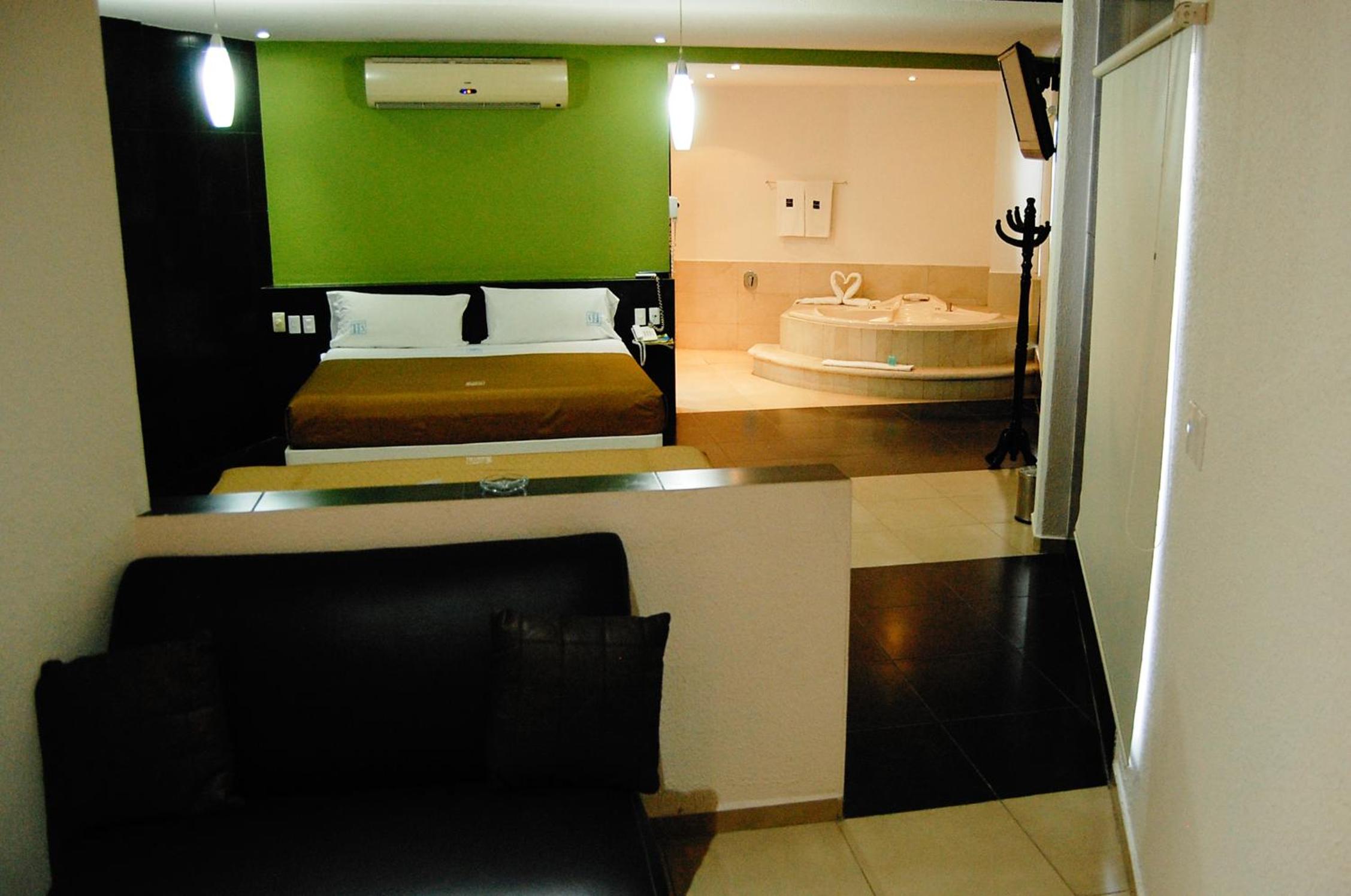 Double Room with Spa Bath photo 3