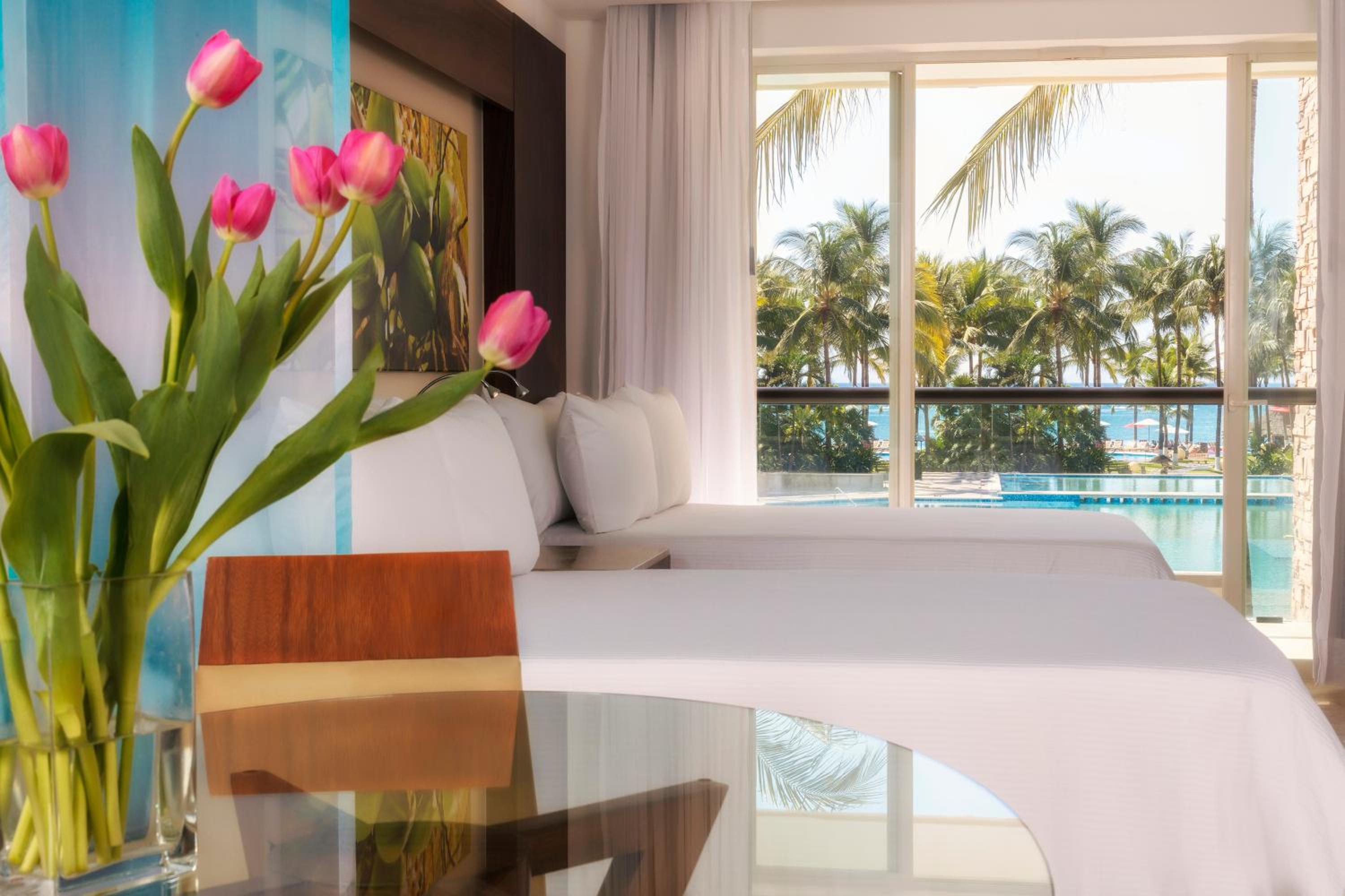 Junior Suite Pool View 1-king bed