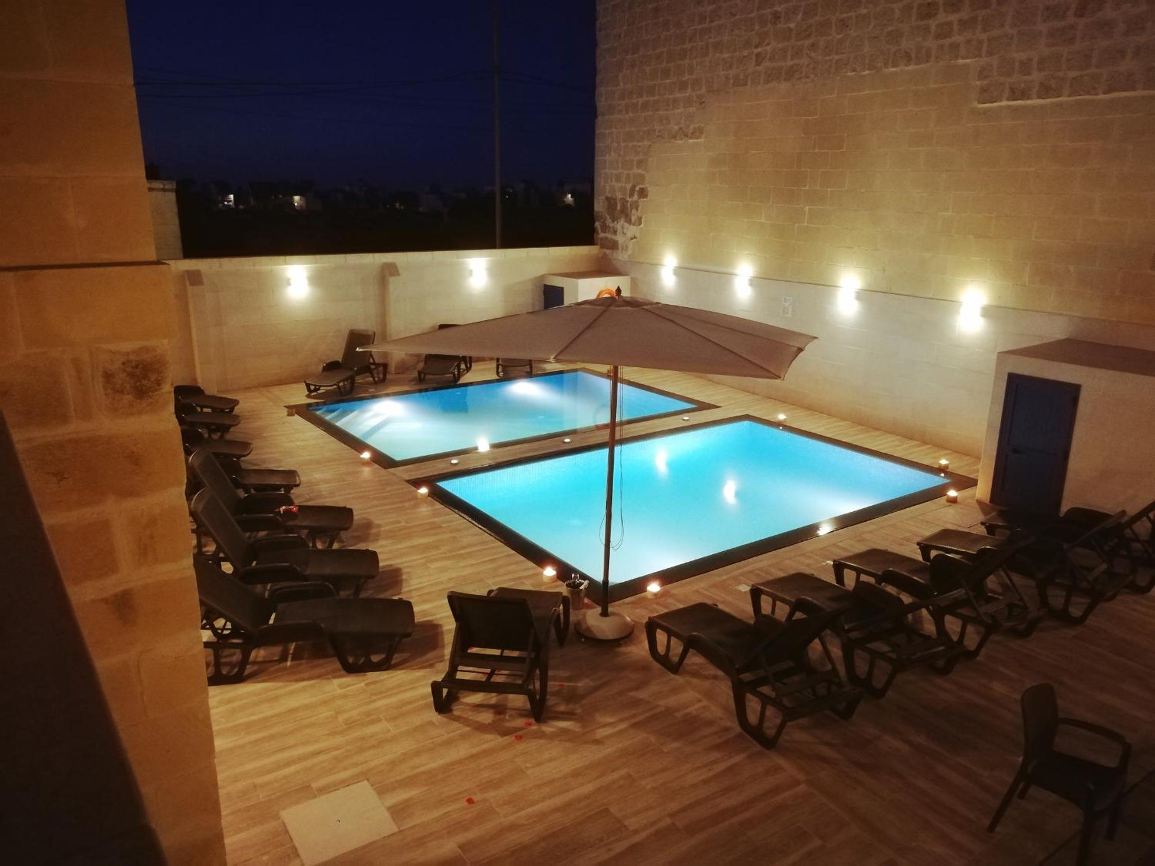 Double Room with Balcony and Pool View photo 3