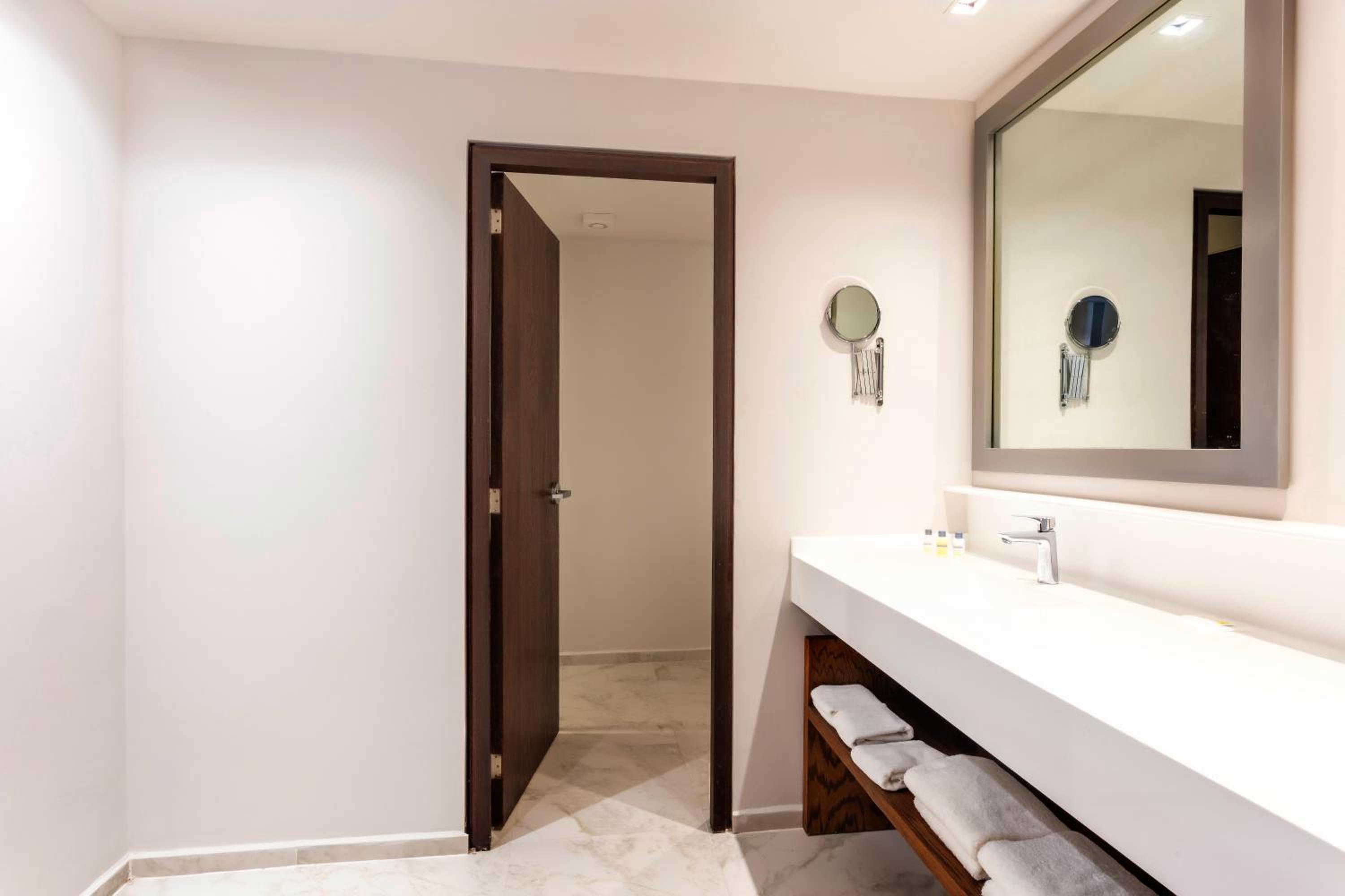 Superior Double Room with Two Double Beds - Photo 4