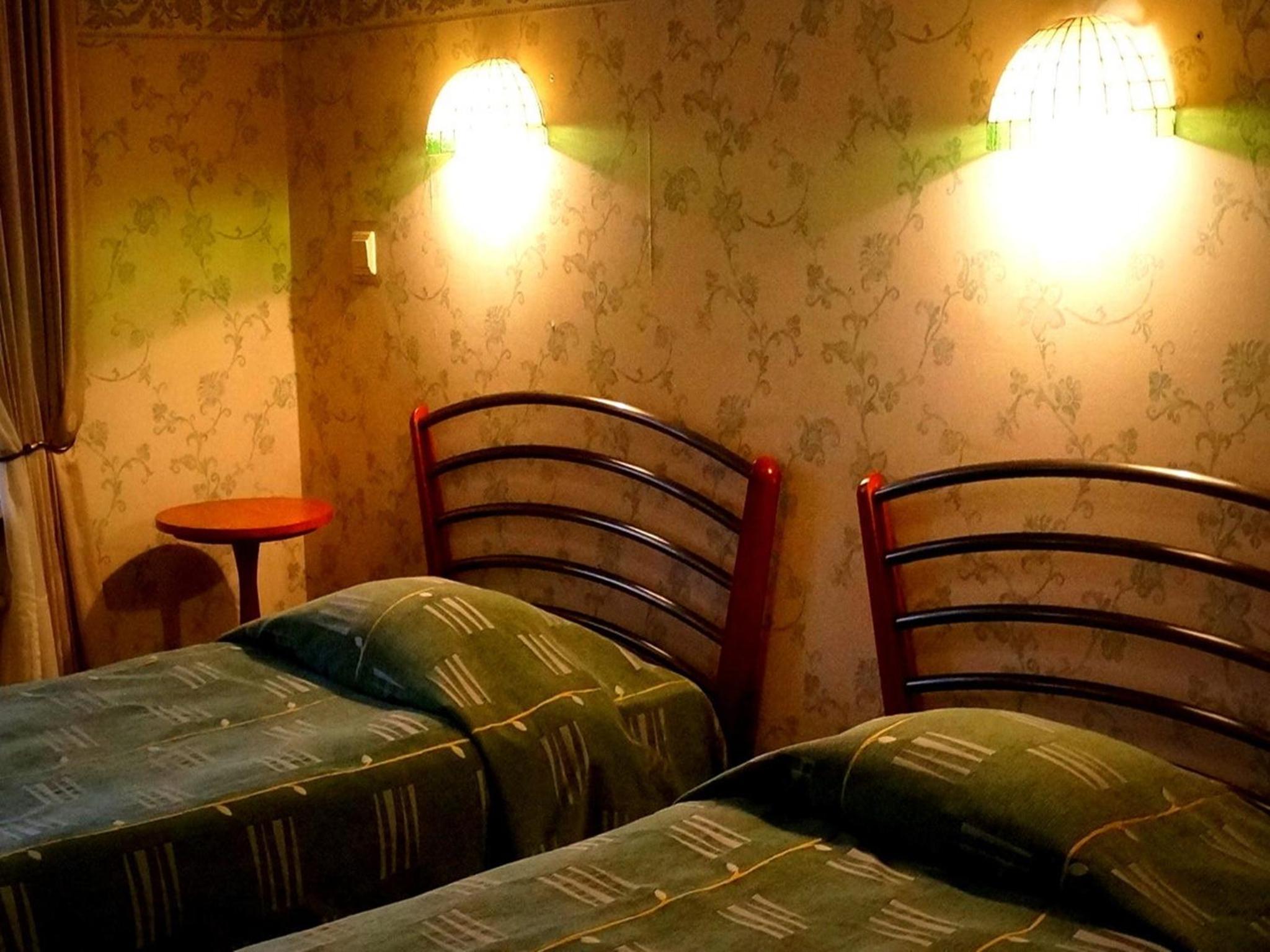 Standard Twin Room - Photo 8