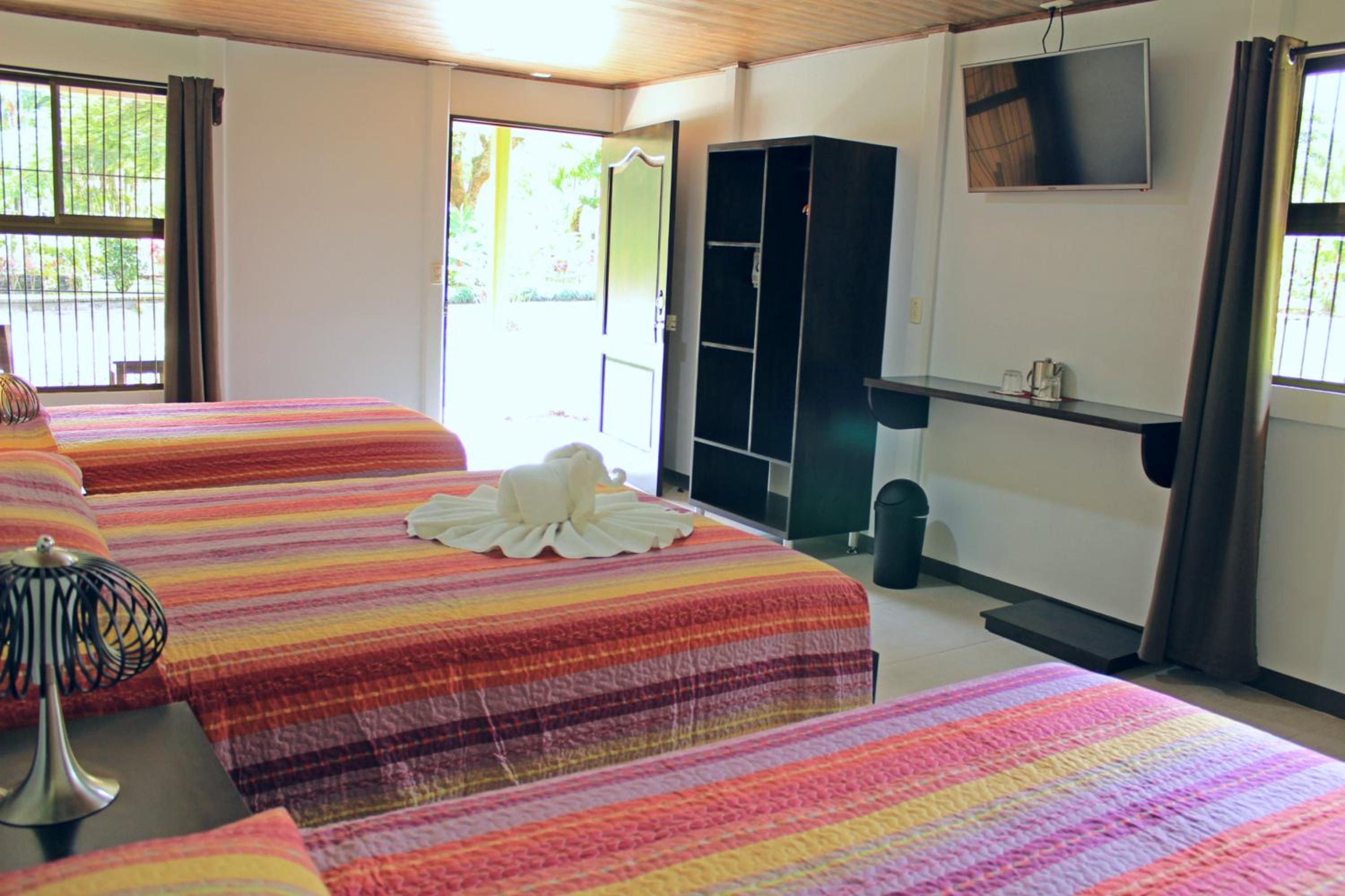 Friends And Family Room - Photo 7