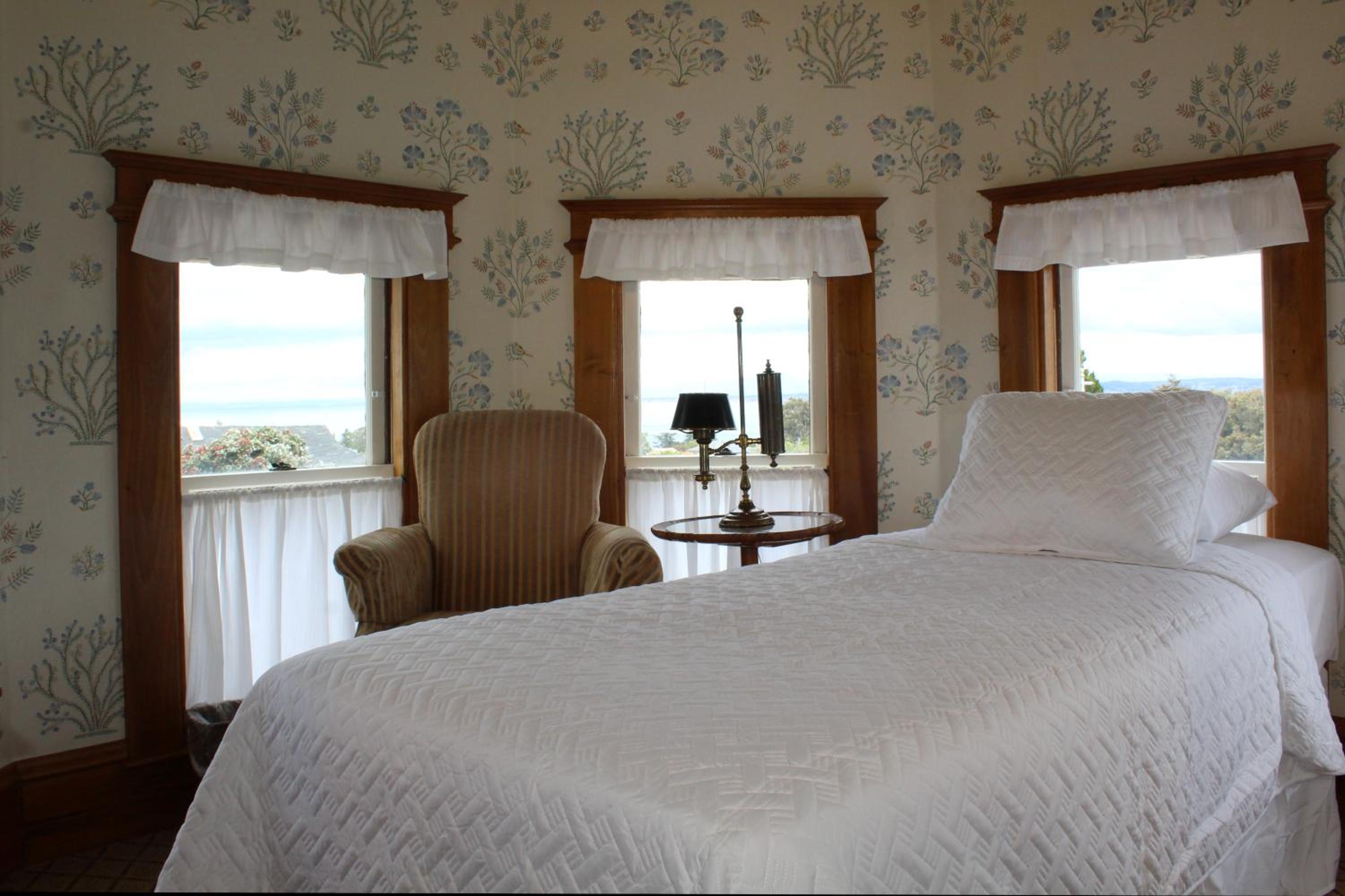 Deluxe Queen Suite