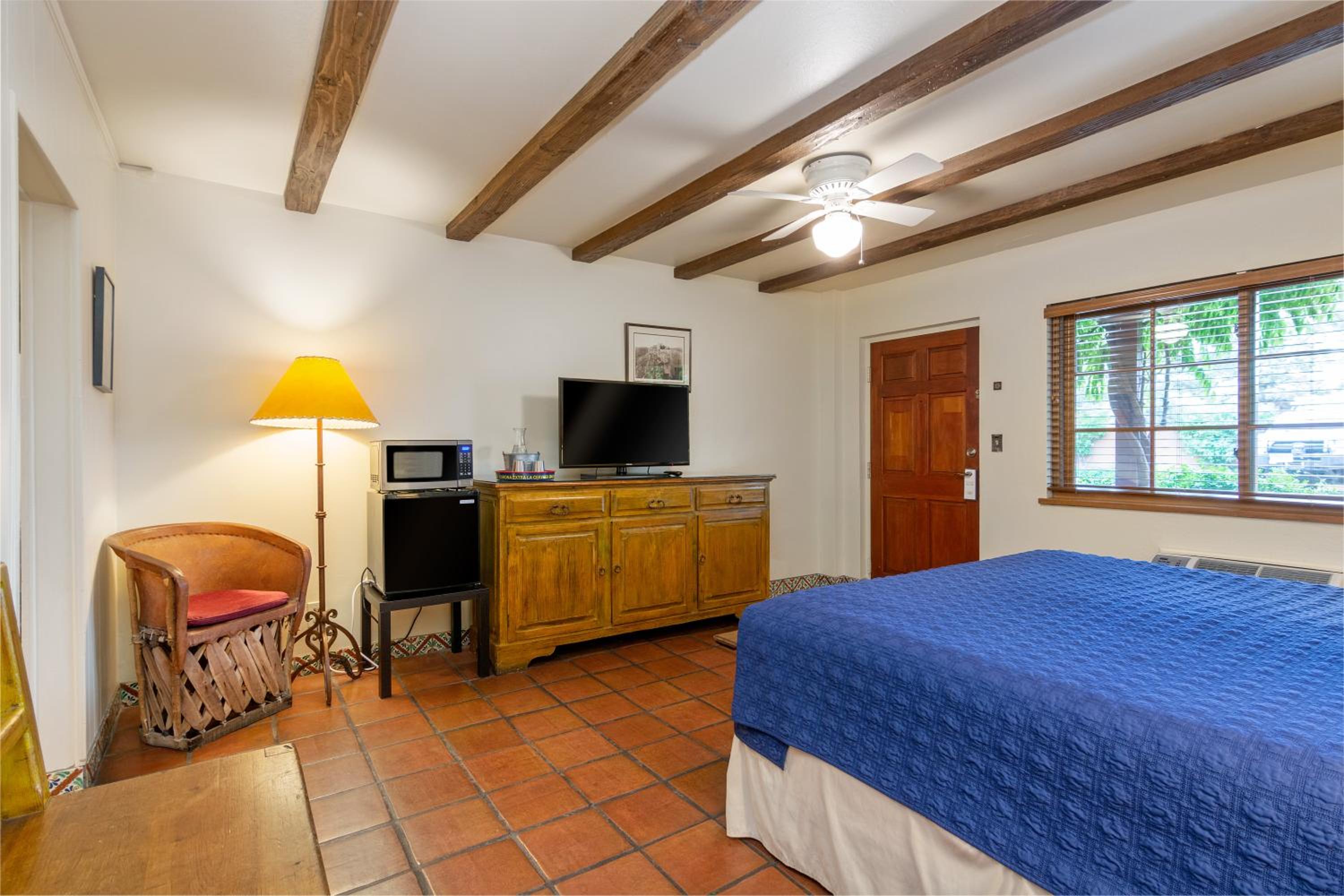 Standard King Room - Not Pet Friendly - Photo 6