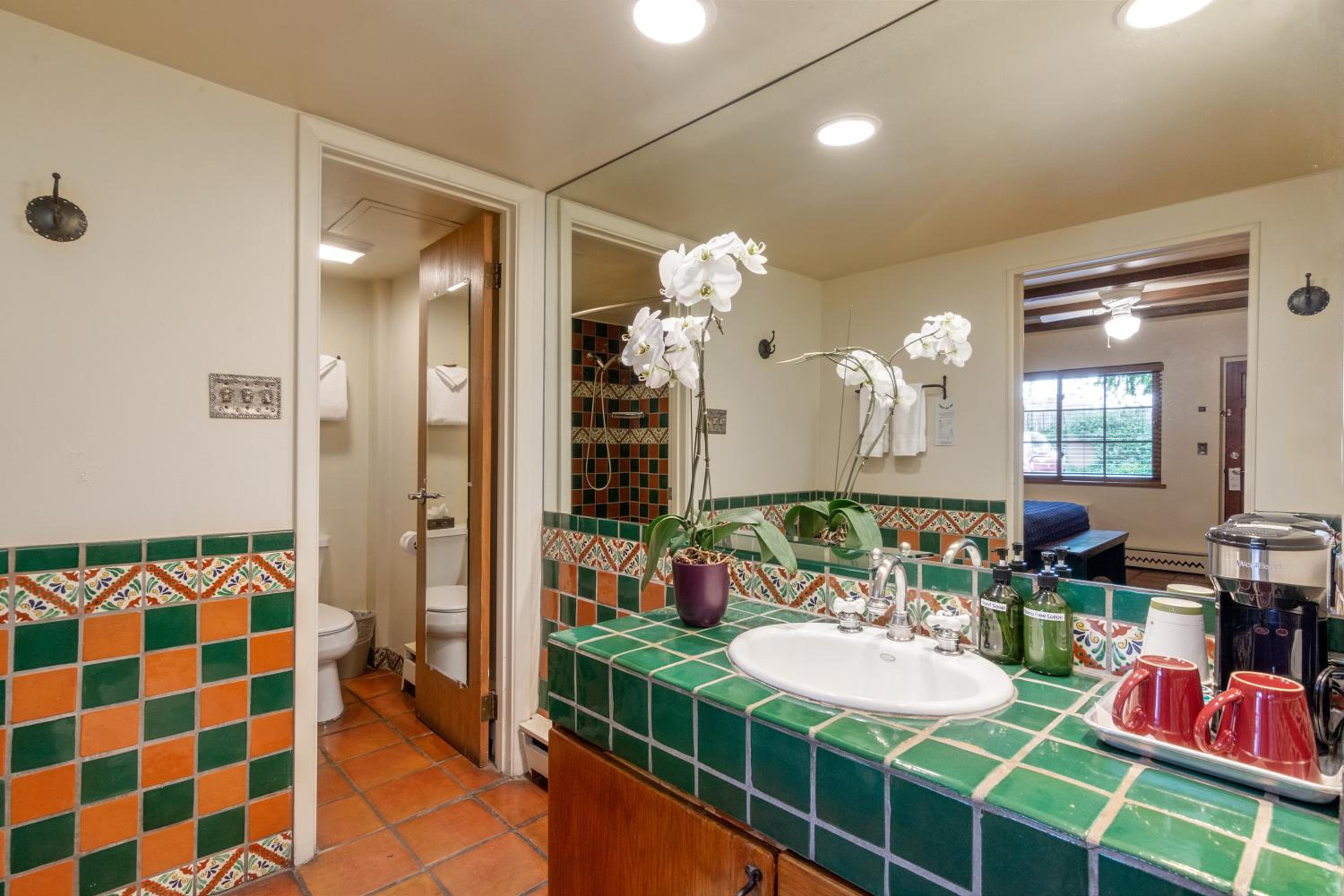 Standard King Room - Not Pet Friendly - Photo 5