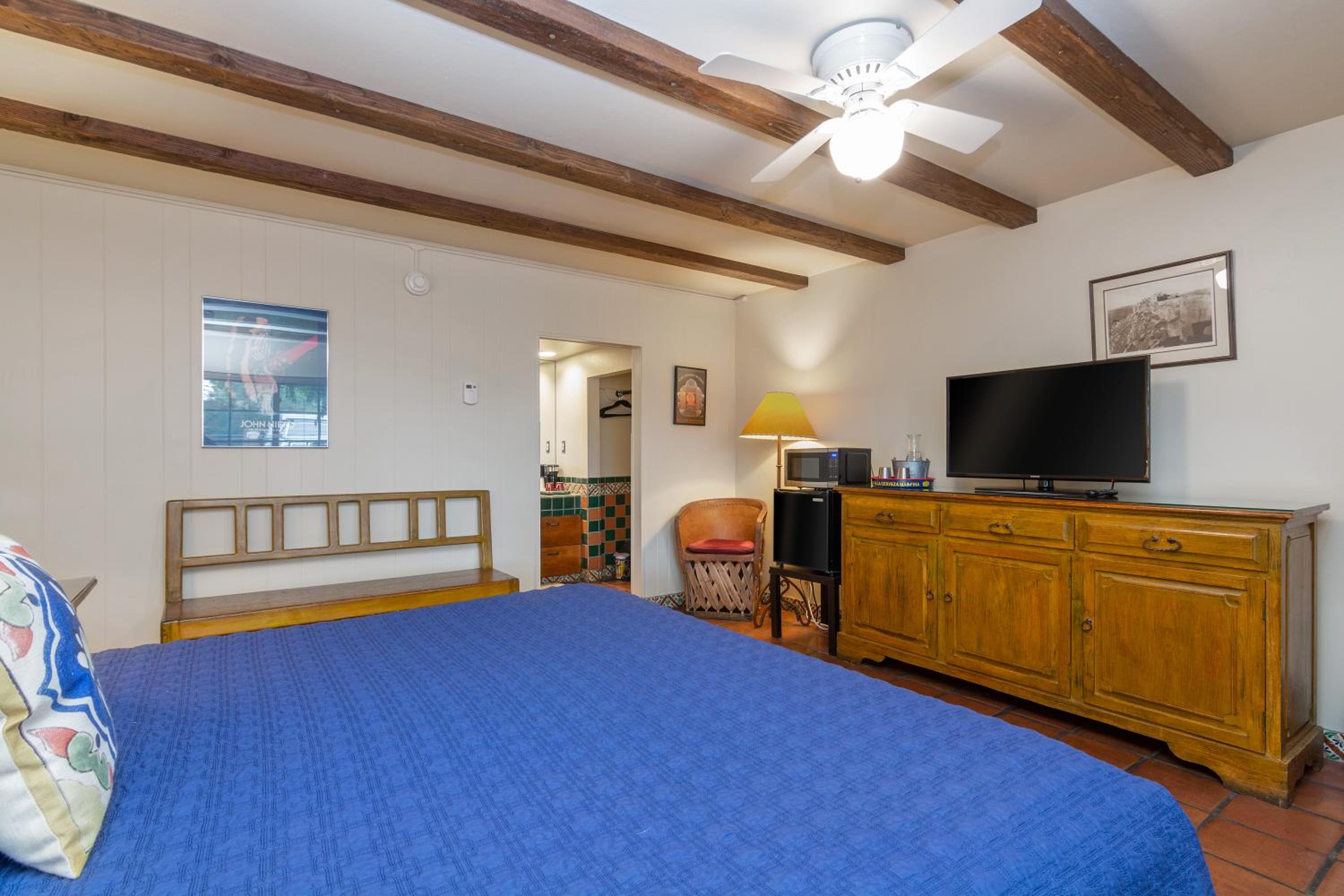 Standard King Room - Not Pet Friendly - Photo 4
