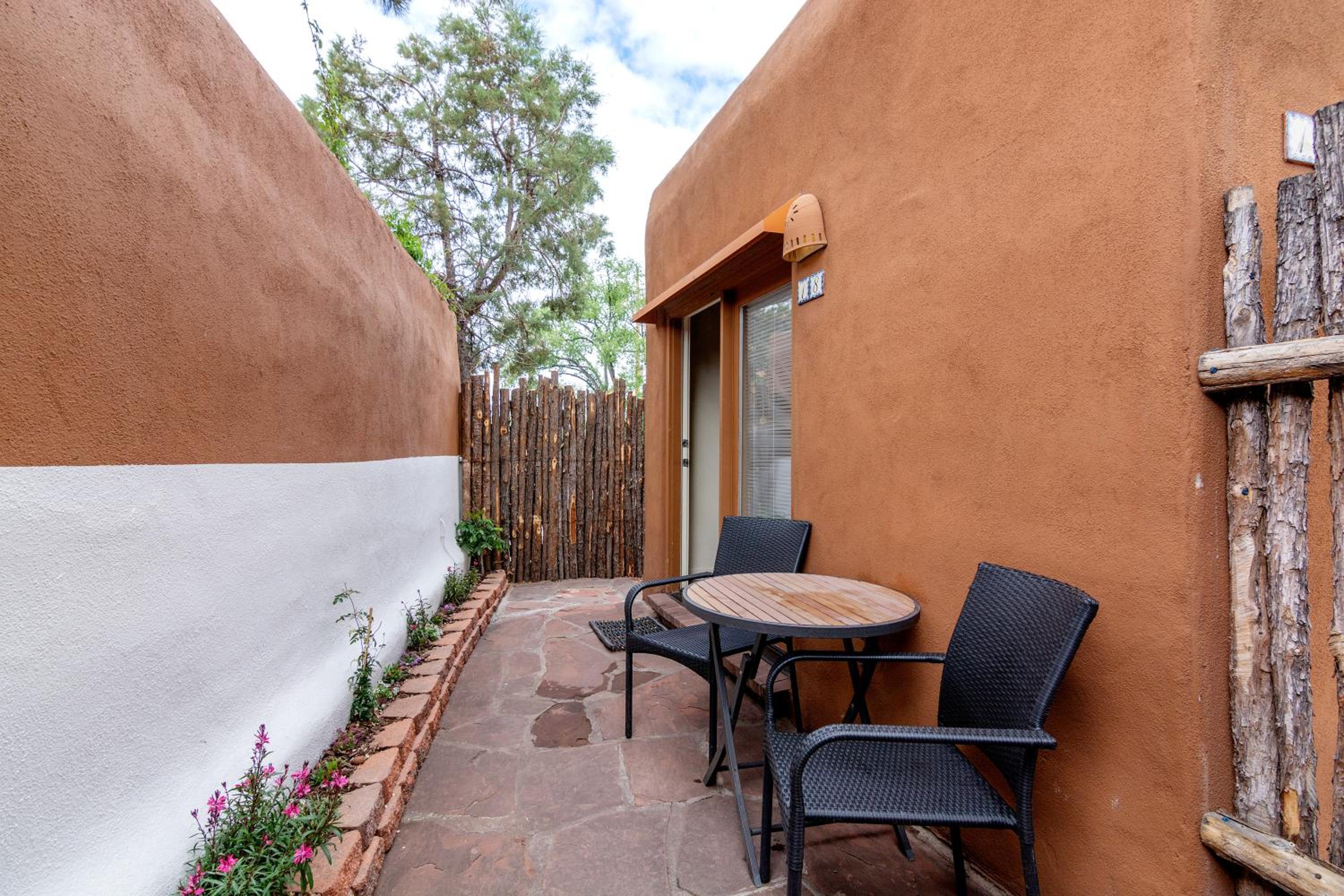Queen Room with Two Queen Beds with Patio - Pet-Friendly photo 3