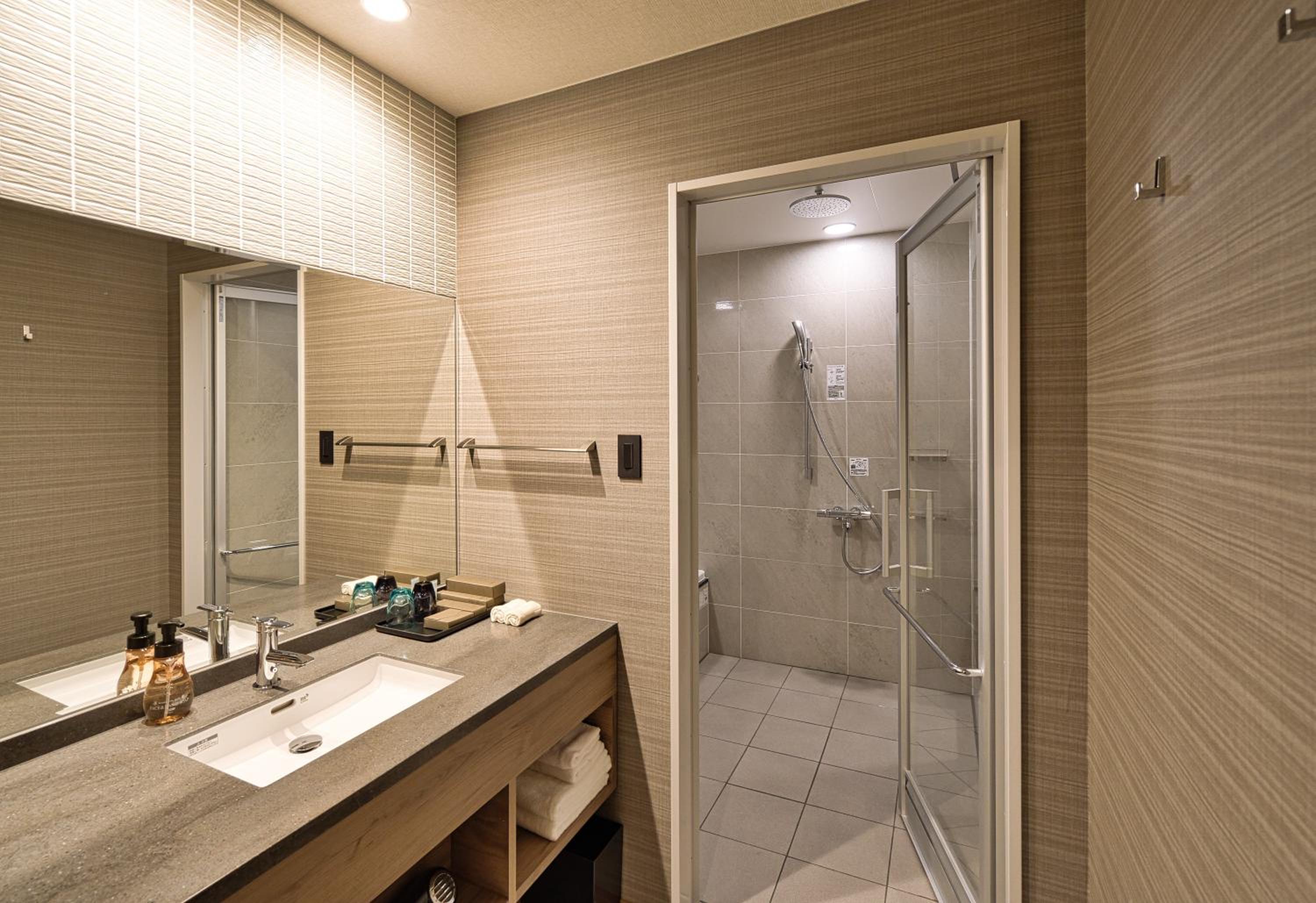 Suite - Photo 8