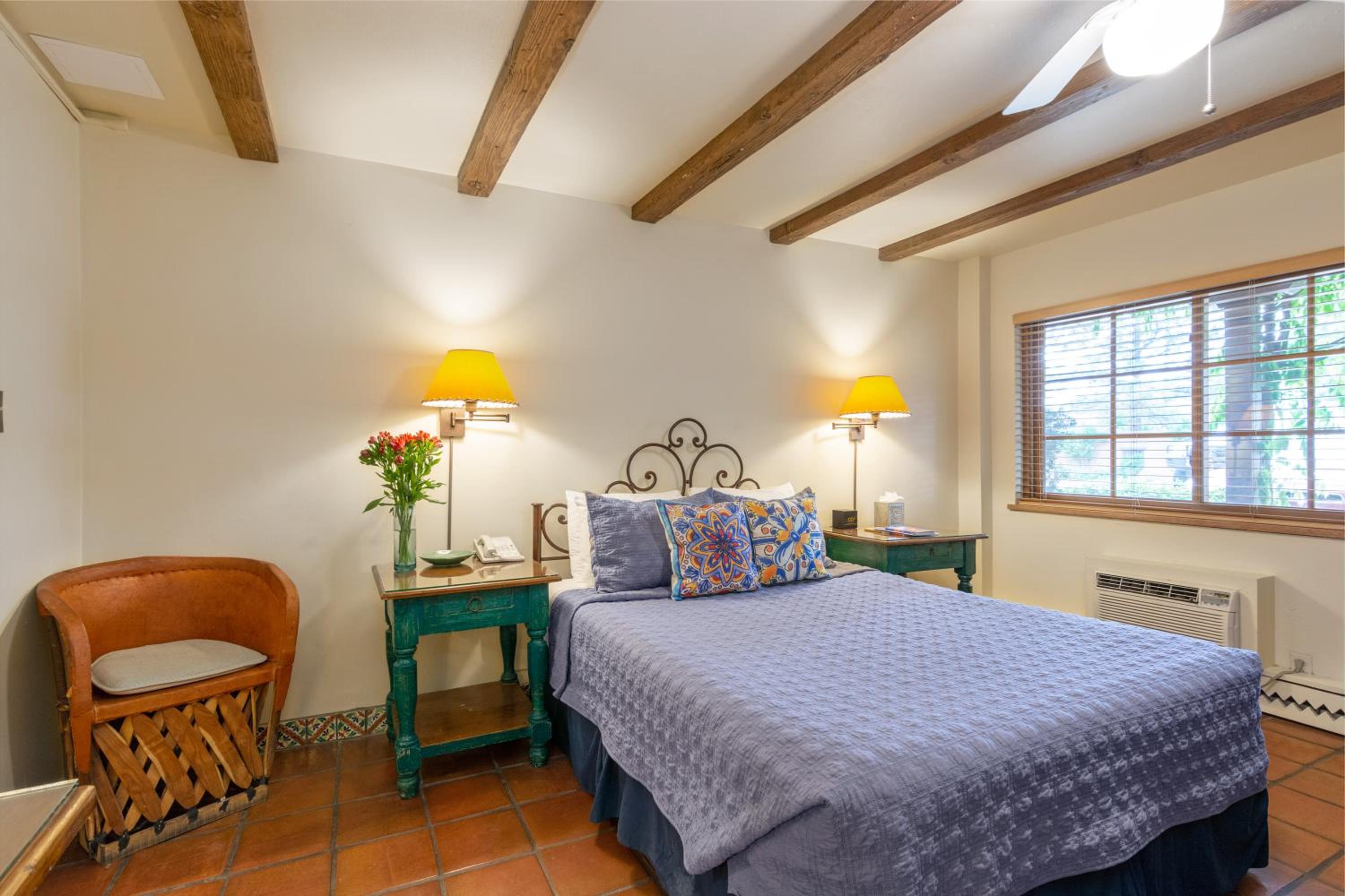 Standard Queen Room - Not Pet Friendly - Photo 1