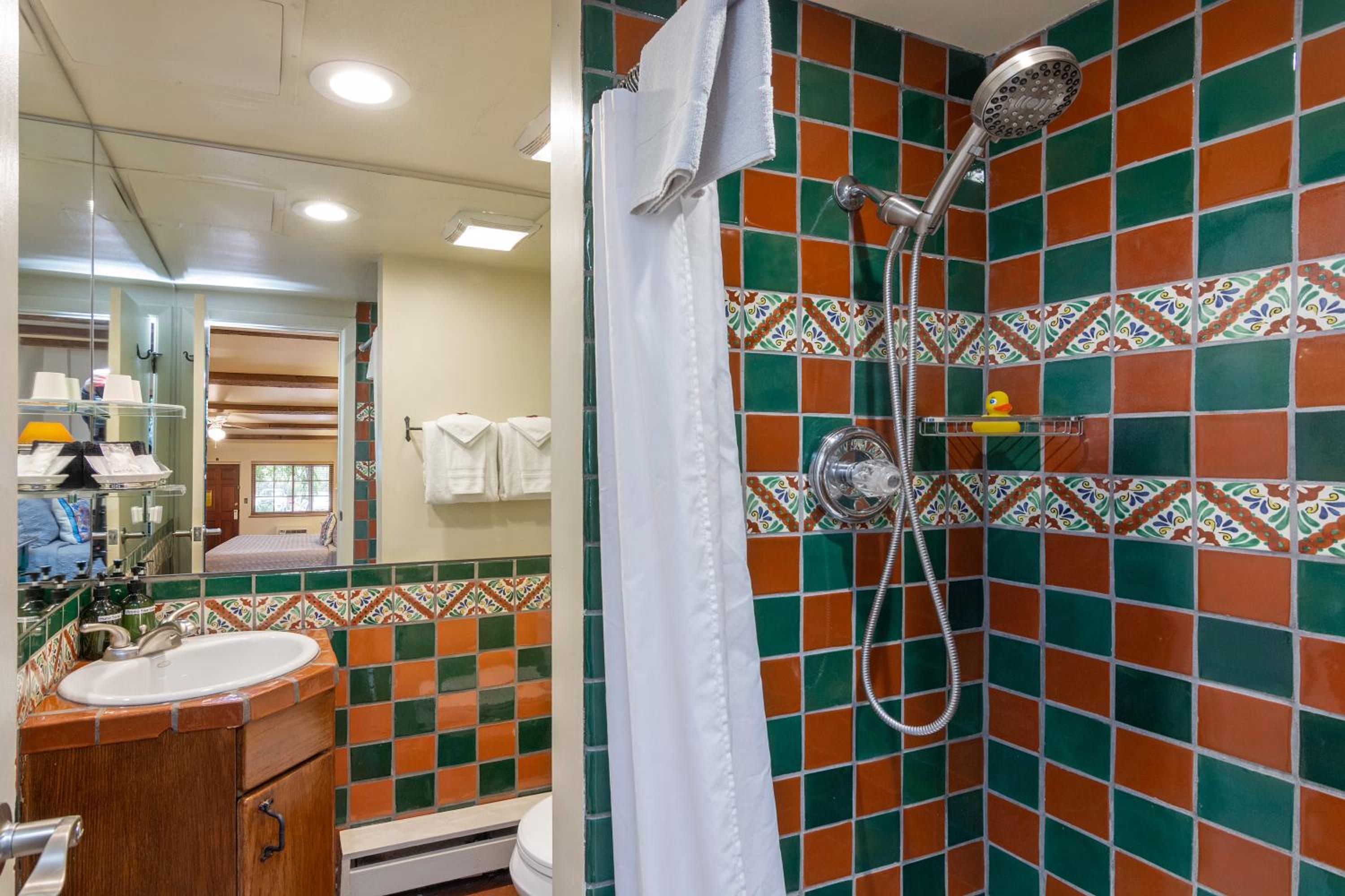 Standard Queen Room - Not Pet Friendly - Photo 2