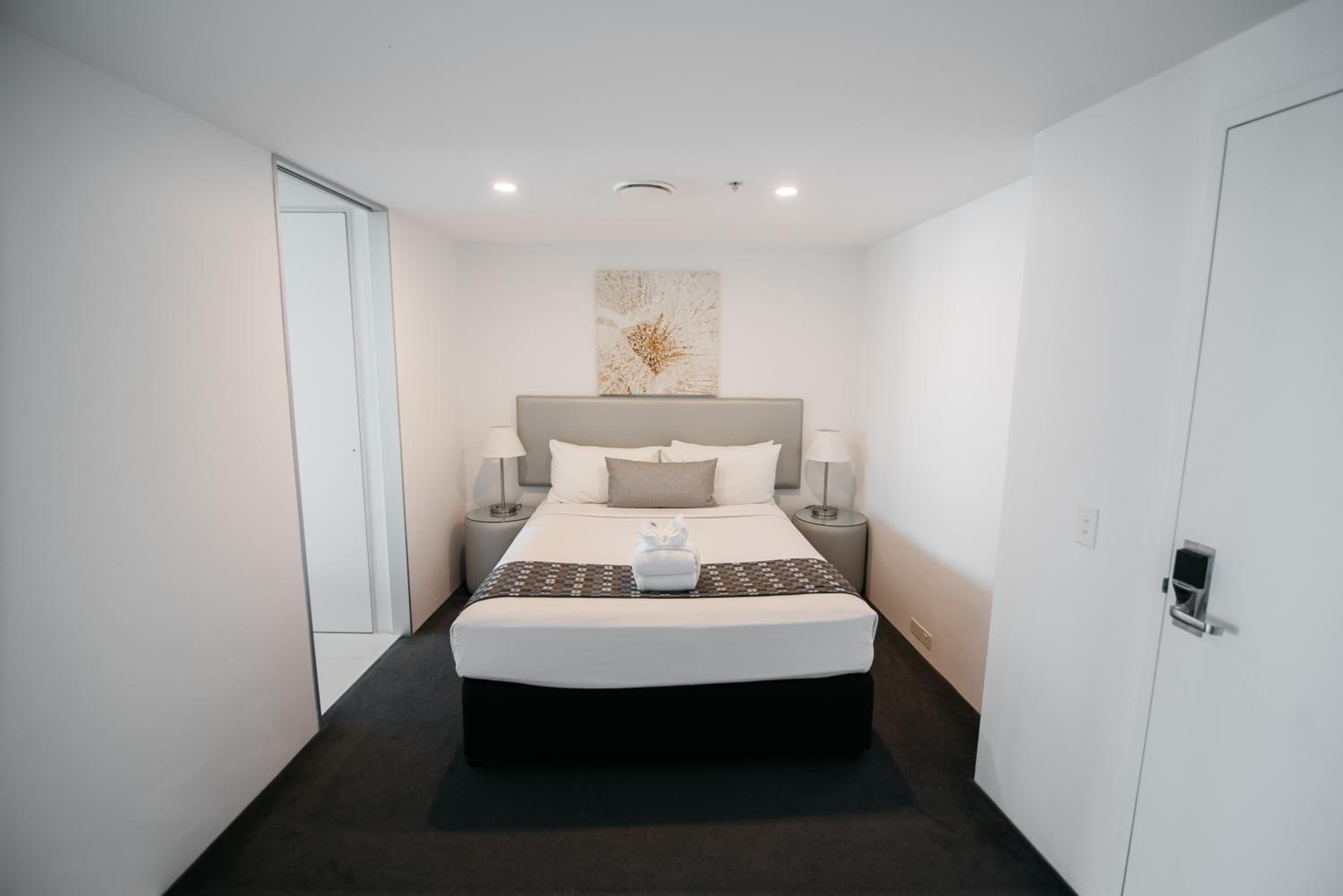 Q1 Staycay - One-Bedroom Family Apartment With Spa Bath - Free Skypoint Observation Deck Access & More