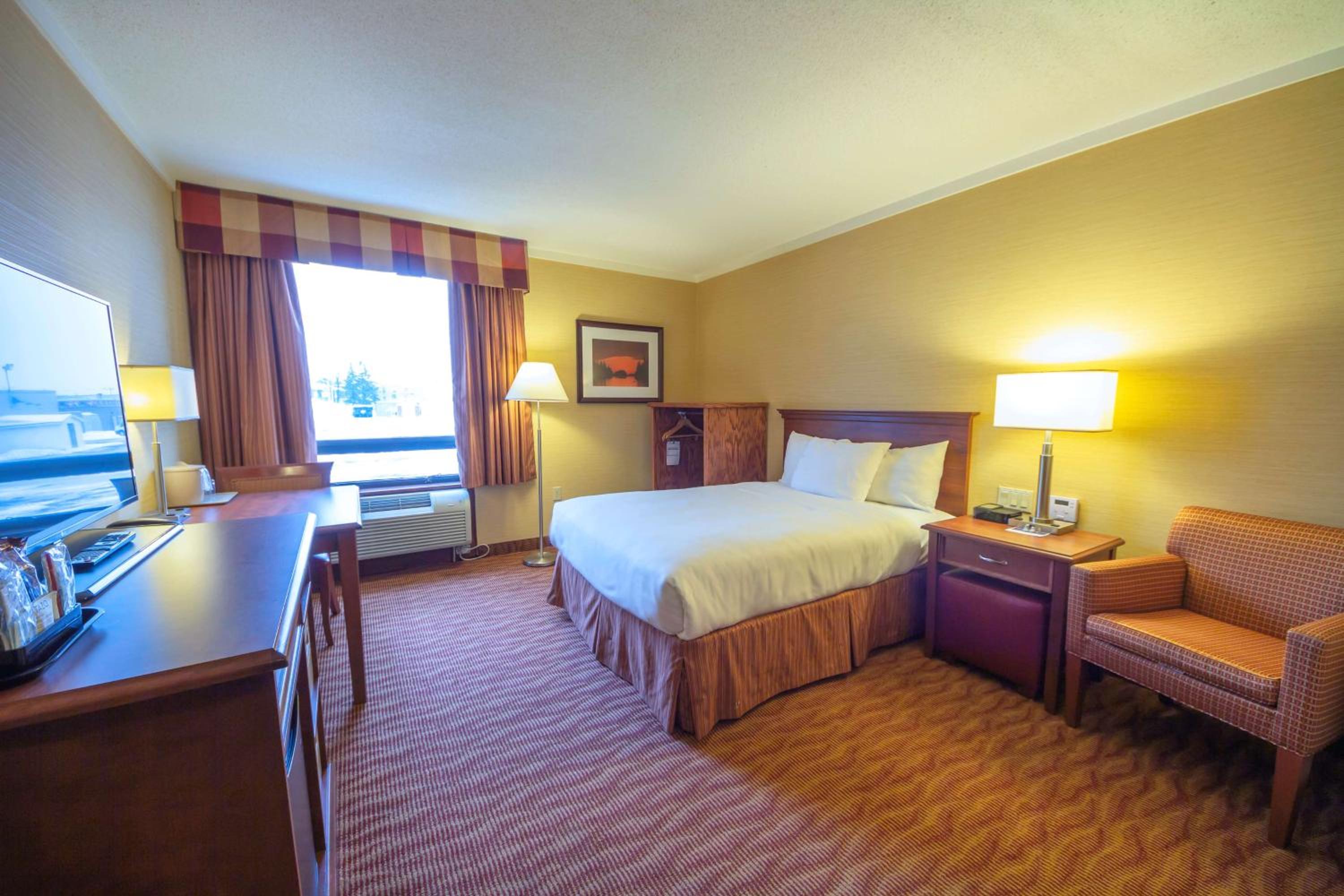 Queen Room with Walk-In Shower - Non-Smoking - Photo 1