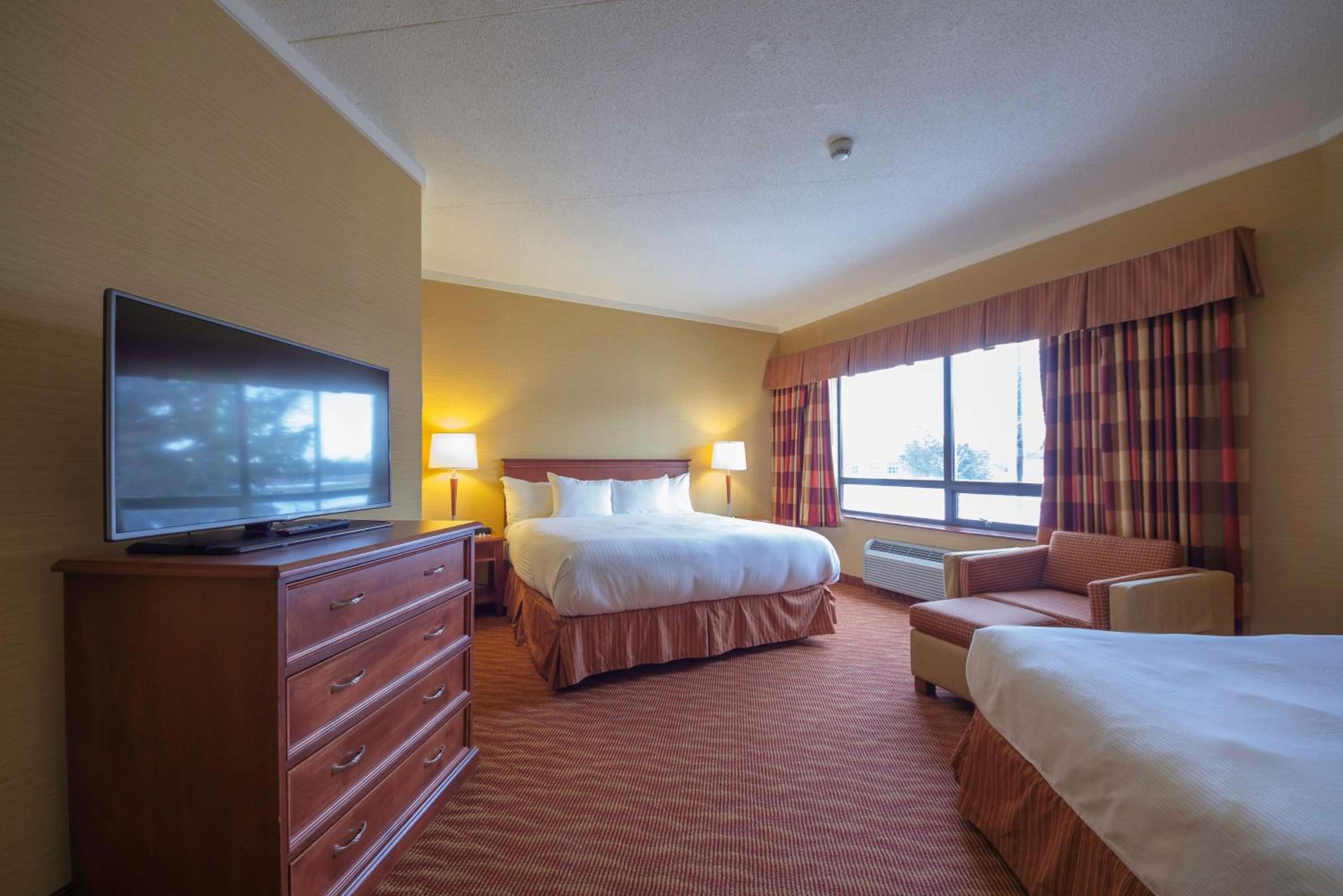 King Suite with Sofa Bed - Non-Smoking - Photo 1