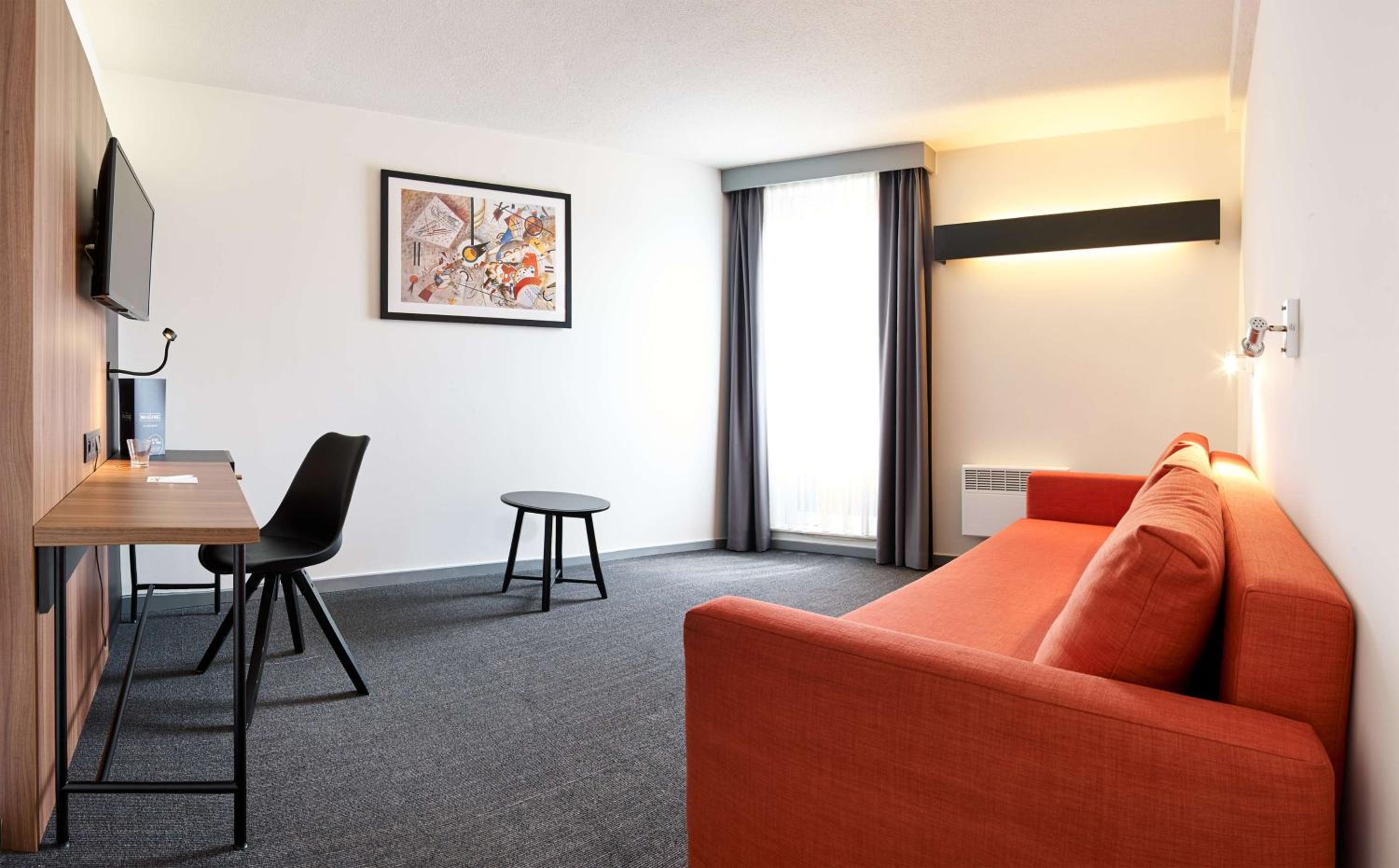Family King Room with Sofa Bed - Photo 10