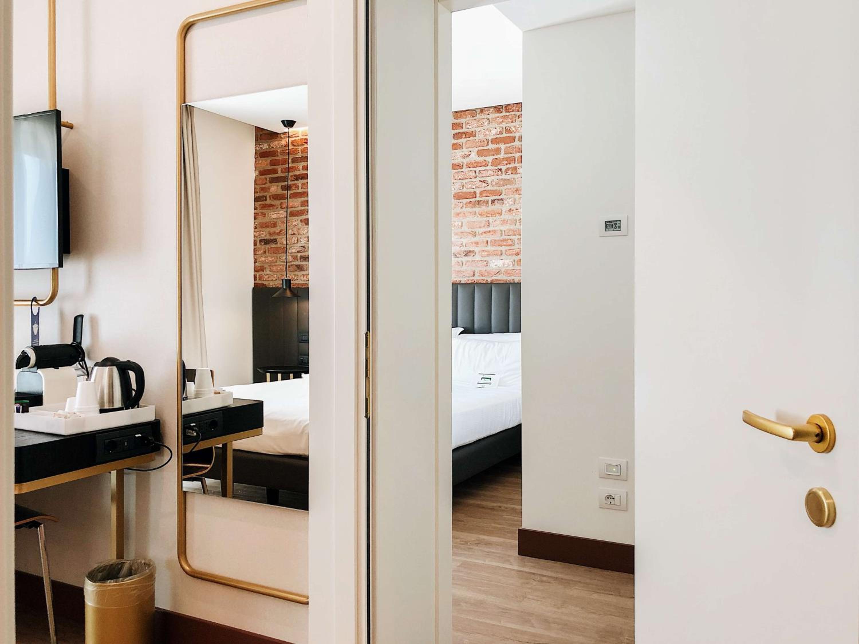 Superior Connecting Room with 1 Double Bed and 2 Single Beds - Photo 1
