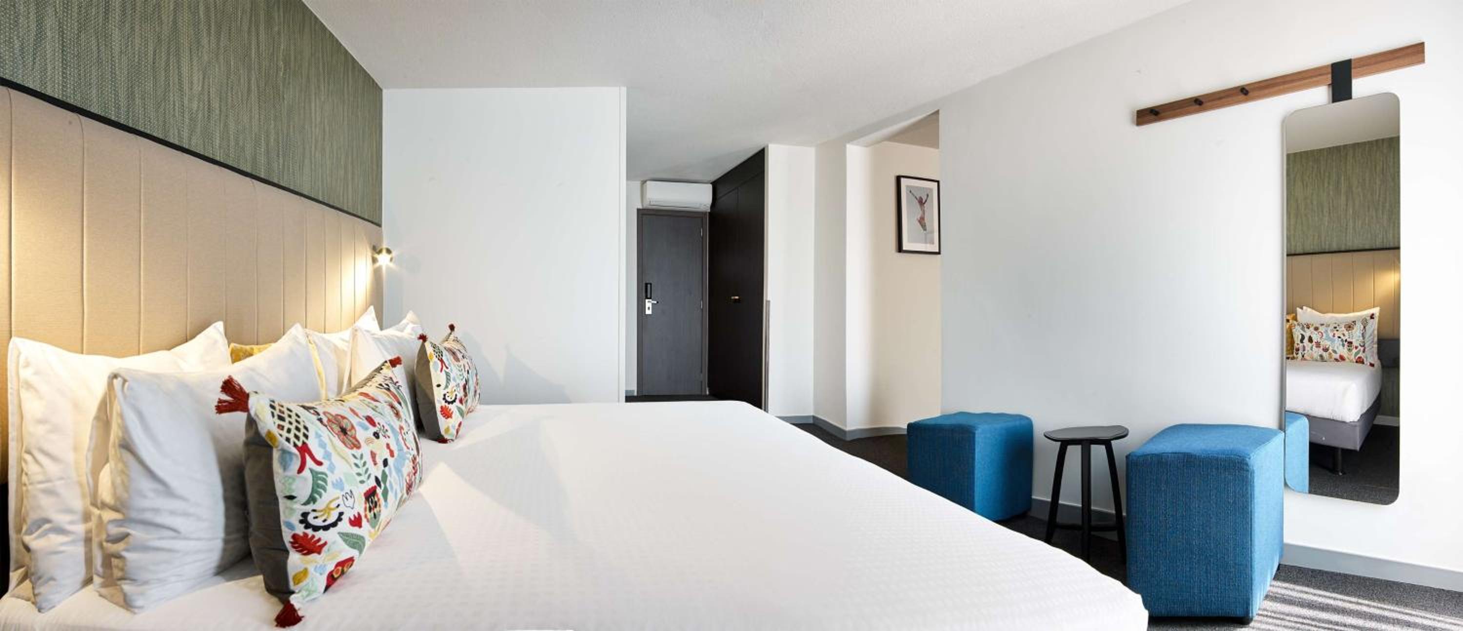 Family King Room with Sofa Bed - Photo 9