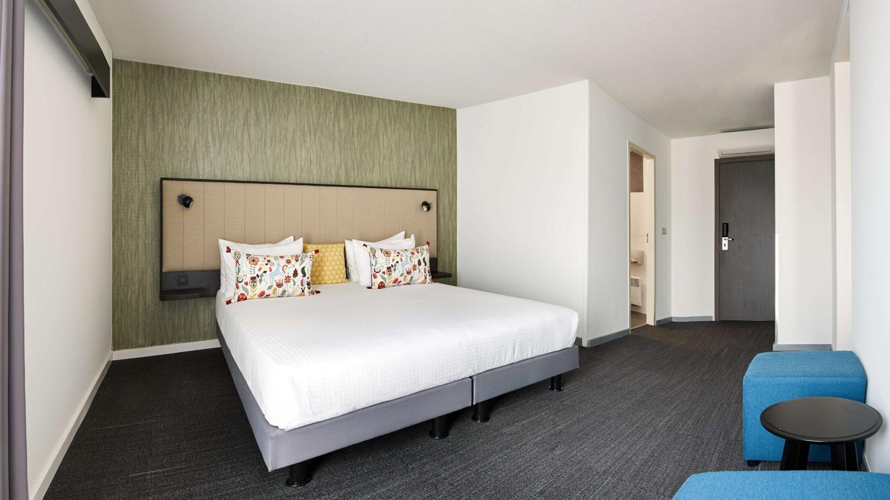 Family King Room with Sofa Bed - Photo 1