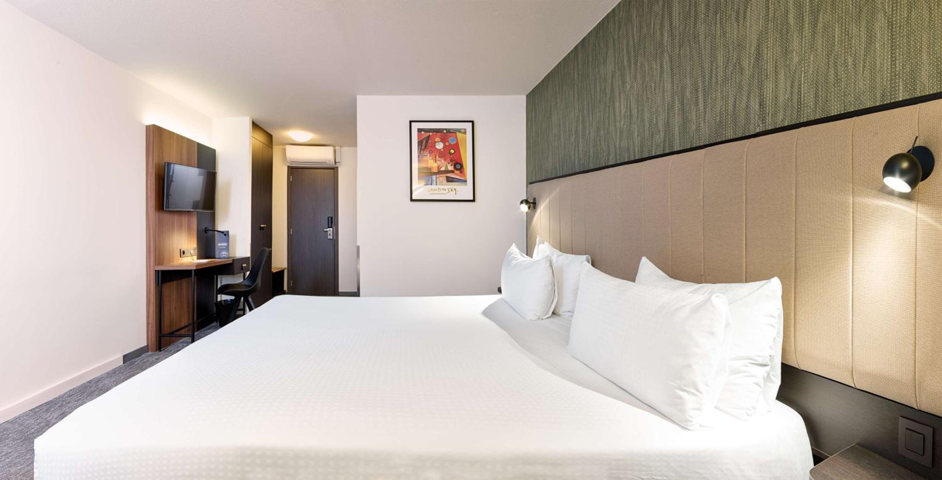 Superior King Room - Non-Smoking - Photo 12