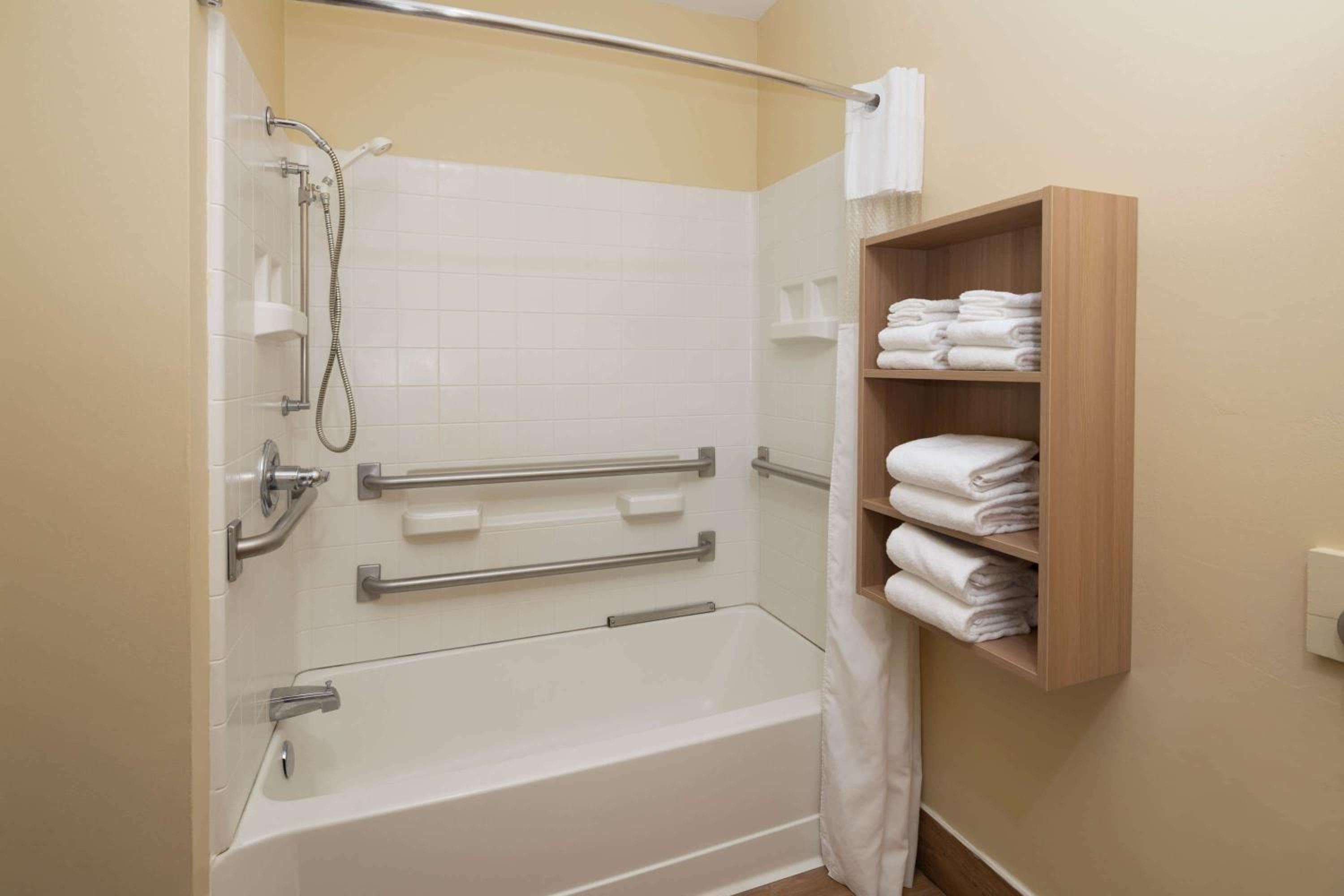 Deluxe Queen Room with Two Queen Beds- Disability Access - Non-Smoking - Photo 2