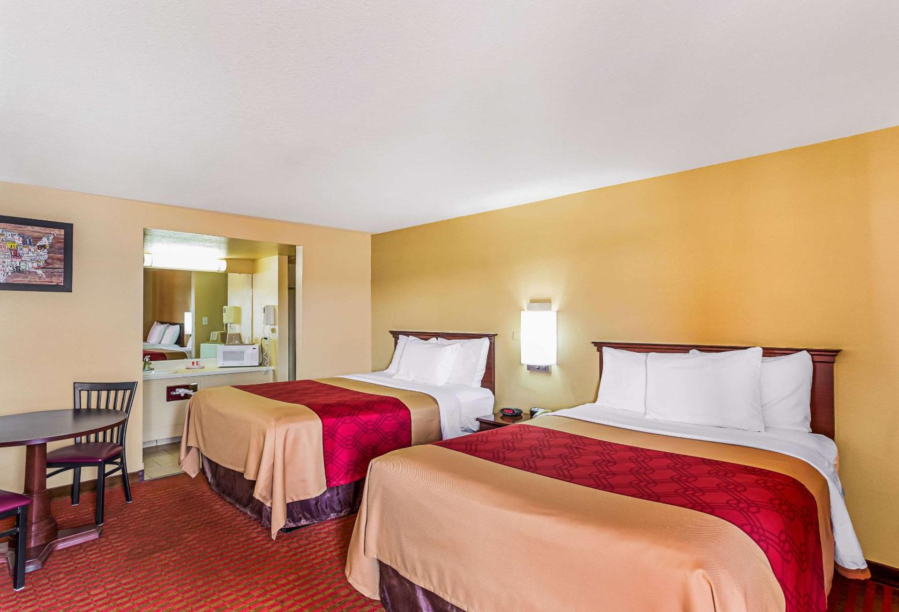 Queen Room with Two Queen Beds - Non-Smoking - Photo 4