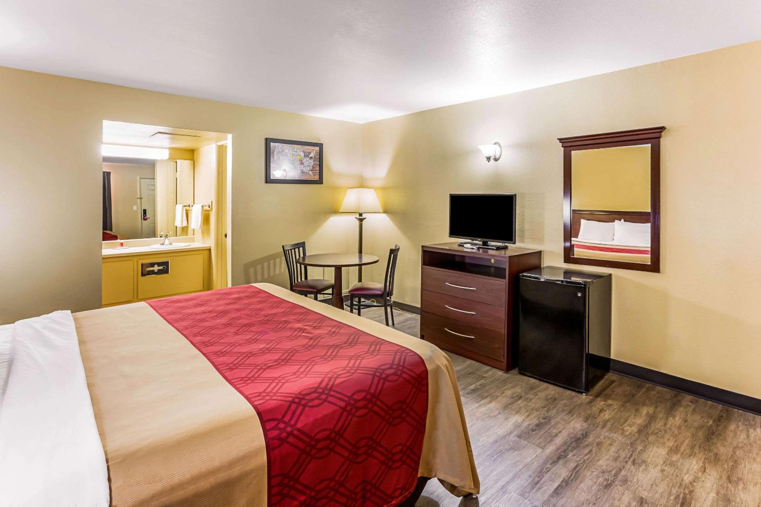 King Room - Non-Smoking - Photo 6