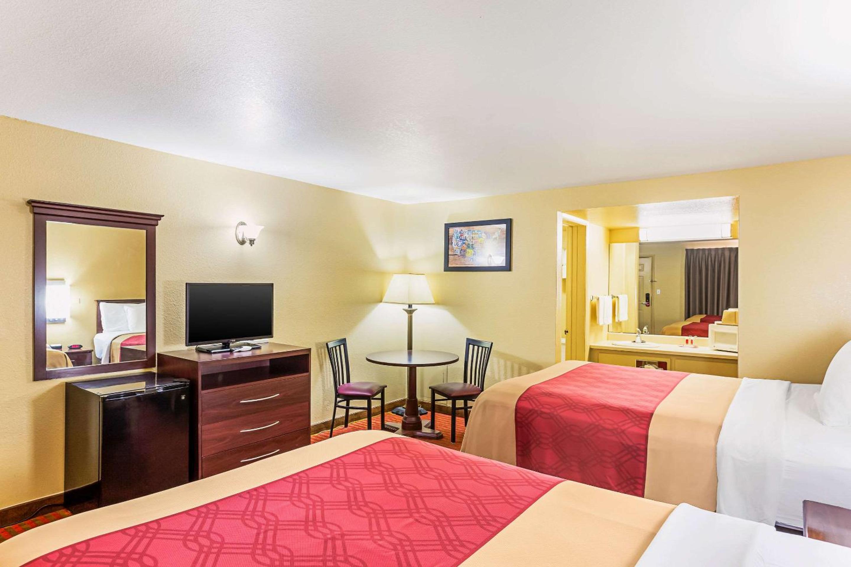 Queen Room with Two Queen Beds - Non-Smoking - Photo 3
