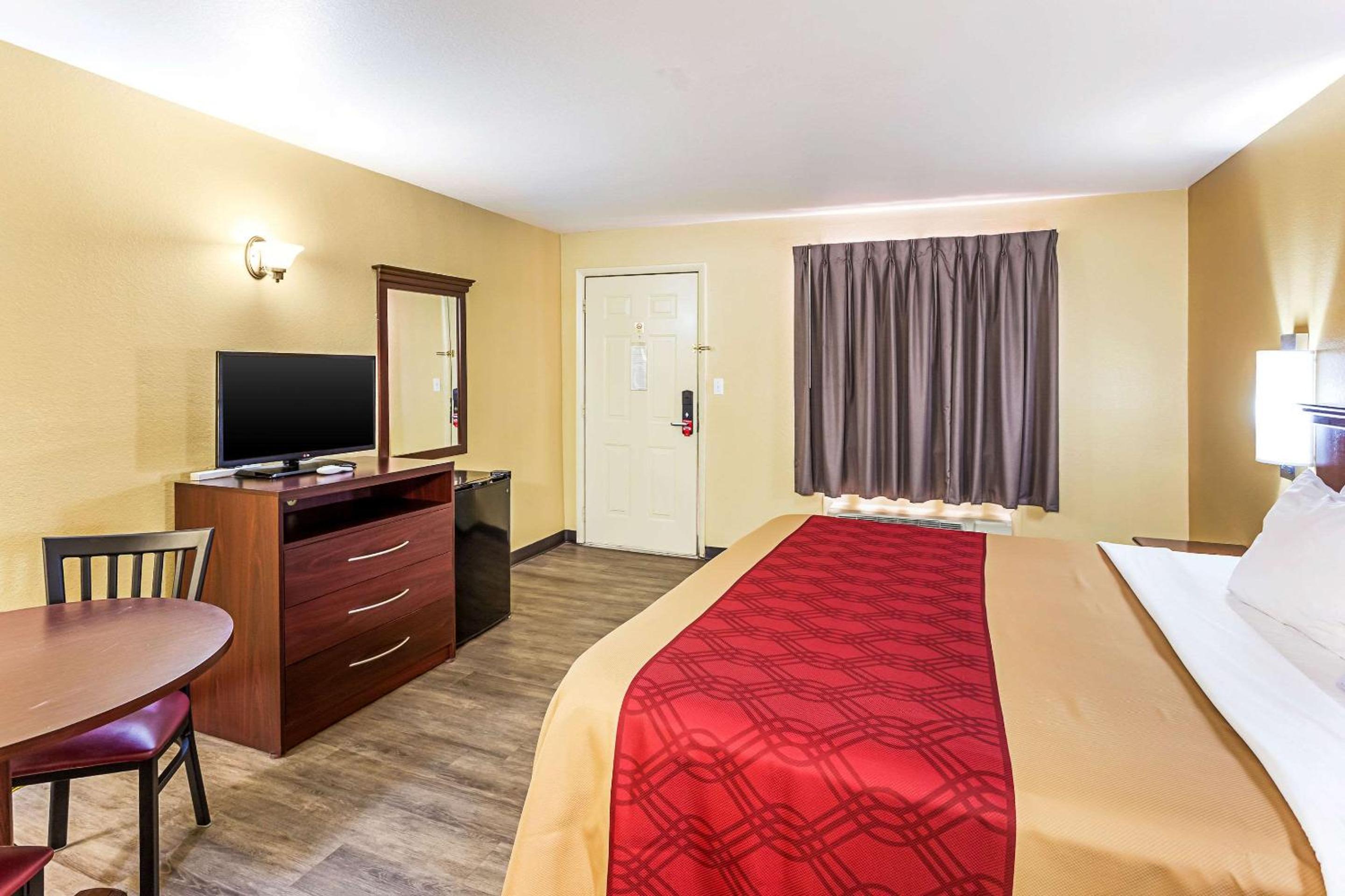 King Room - Non-Smoking - Photo 7