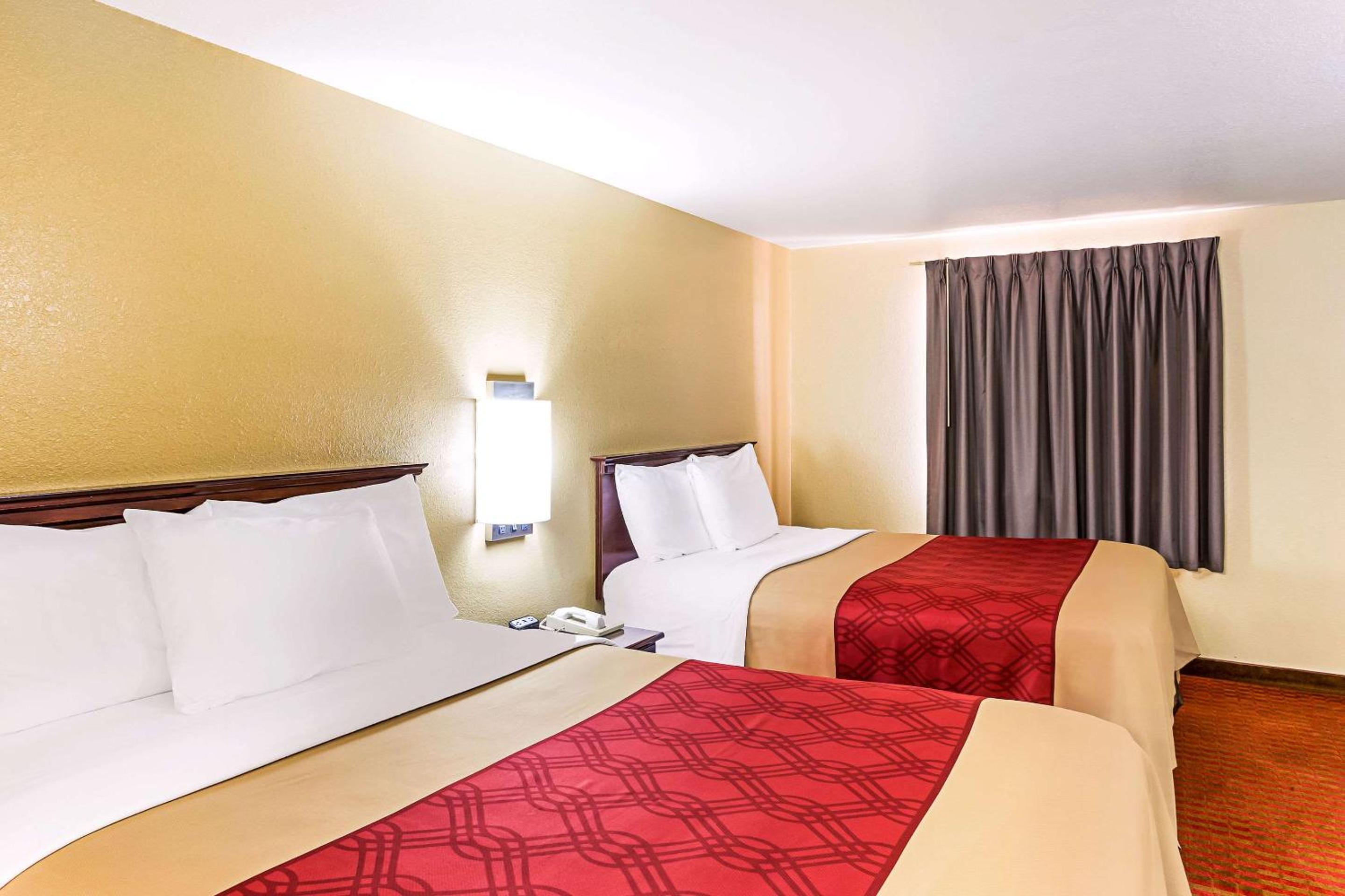 Queen Room with Two Queen Beds - Non-Smoking - Photo 1