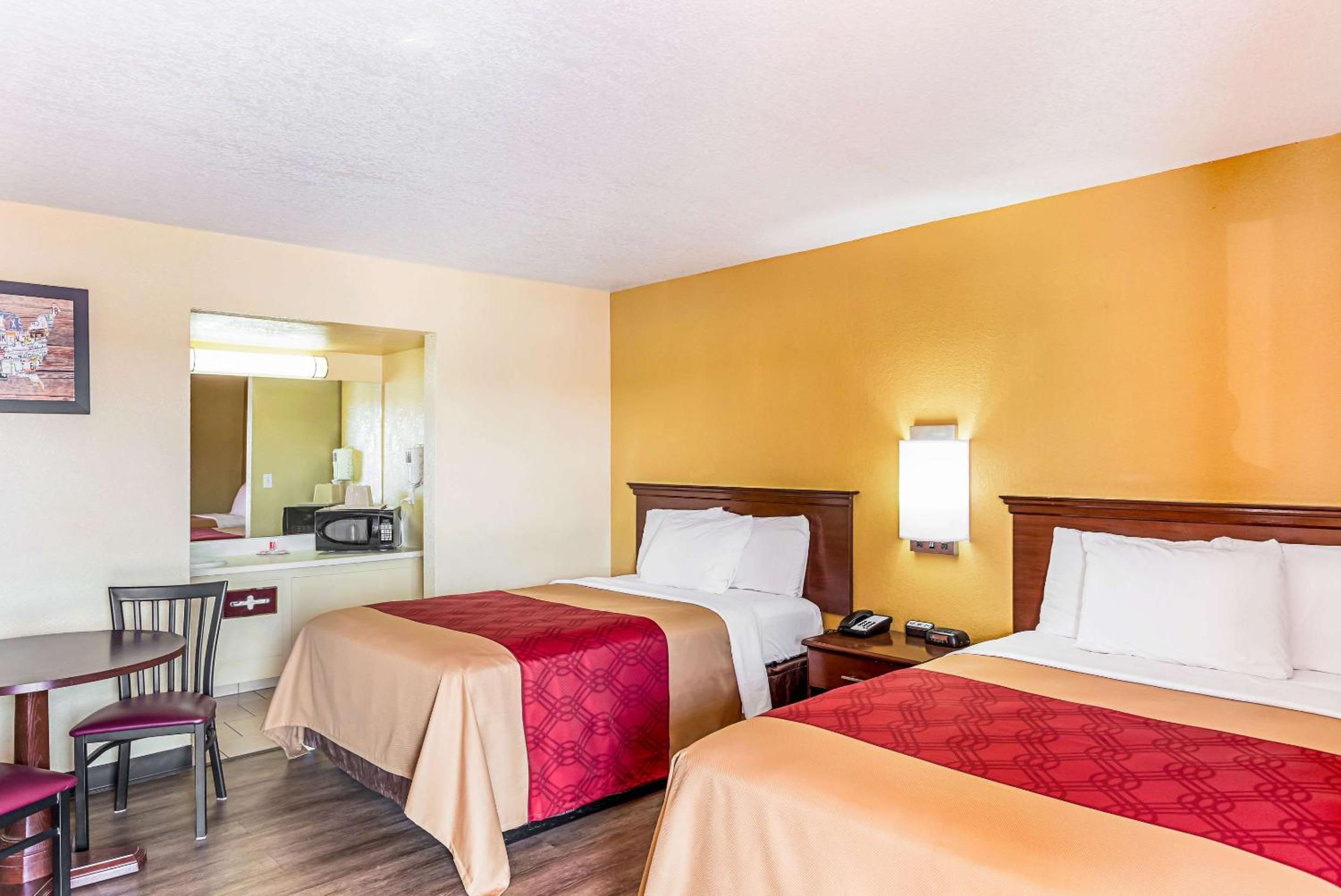 Double Room with Two Double Beds - Non-Smoking - Photo 4