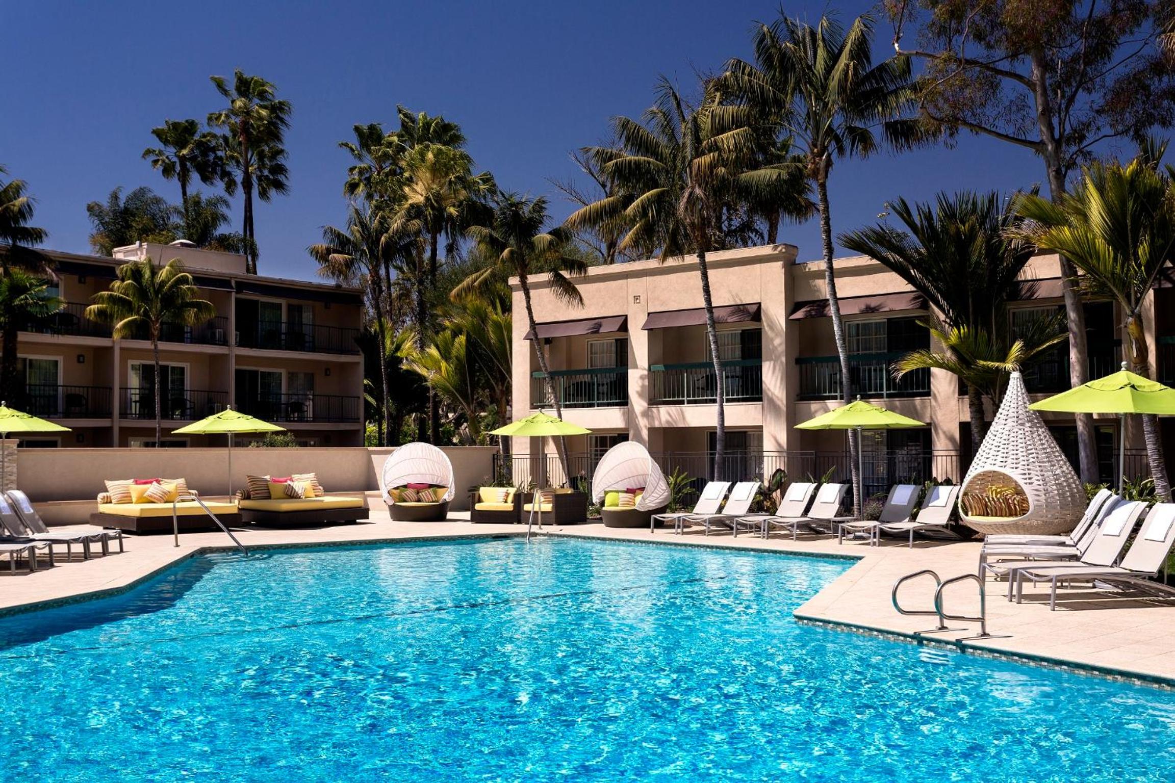 Double Room with Two Double Beds and Pool View - Photo 3
