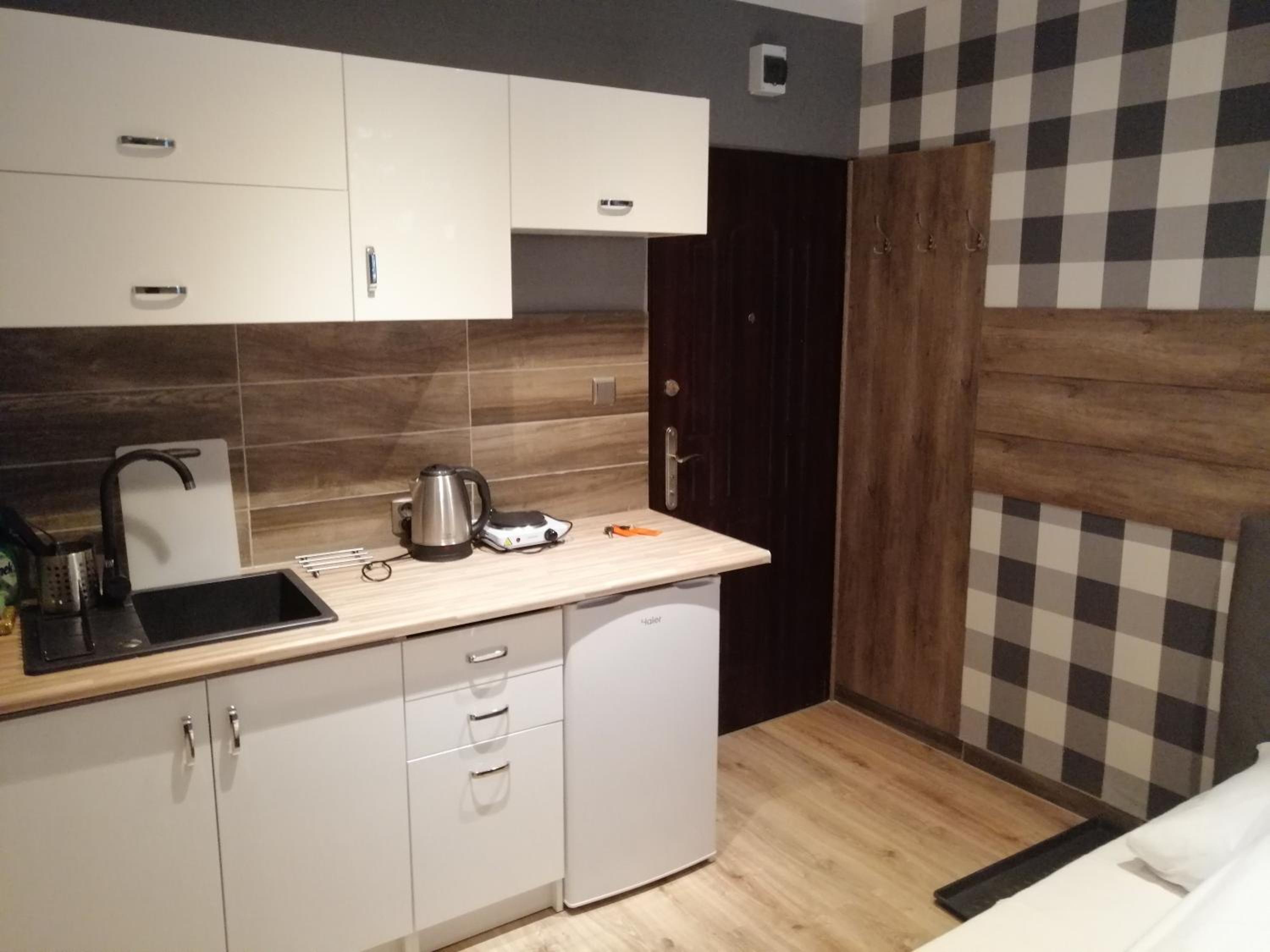 Classic Double Room with Shower - Photo 12