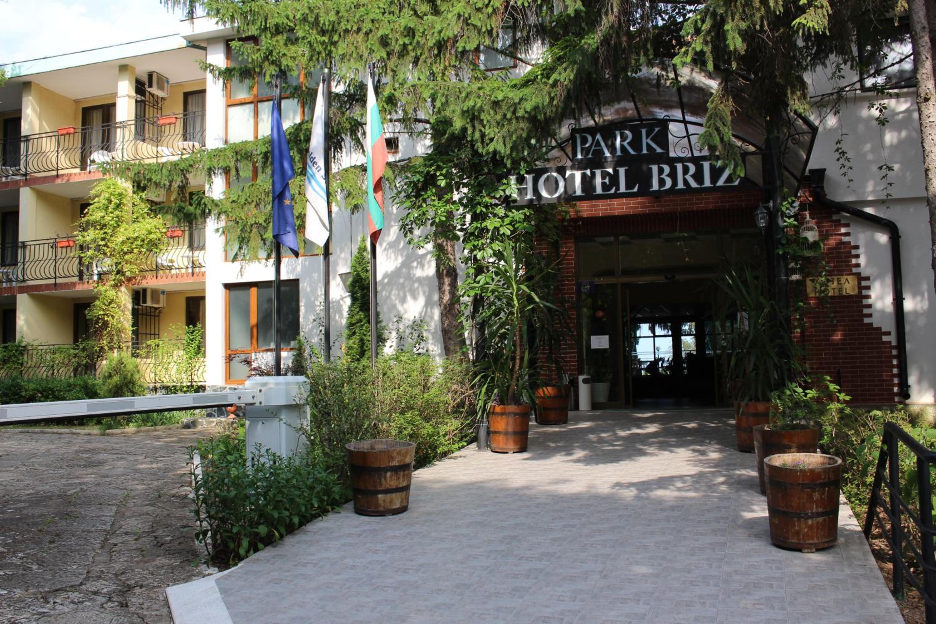 Twin Room with Balcony and Park View photo 2