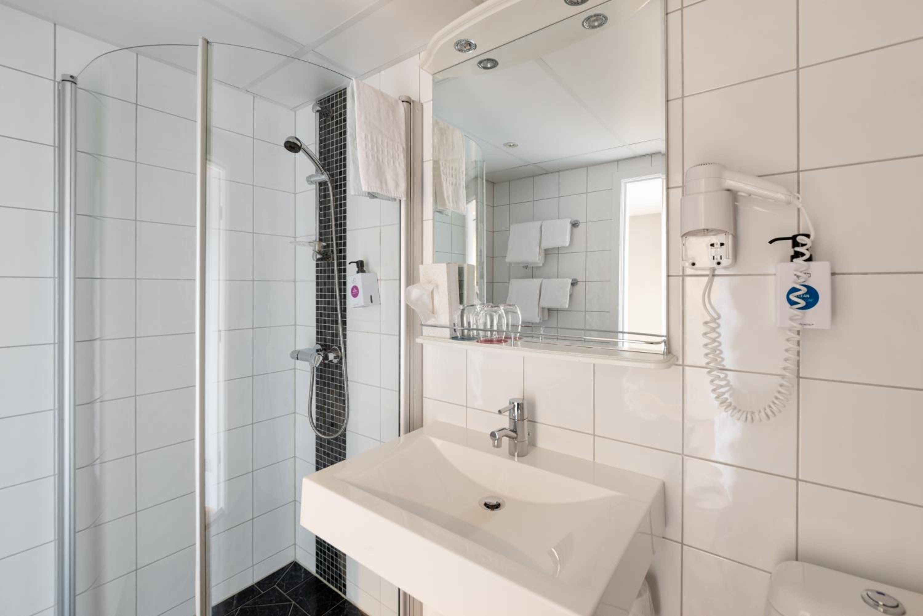 Standard Double Room - Photo 2