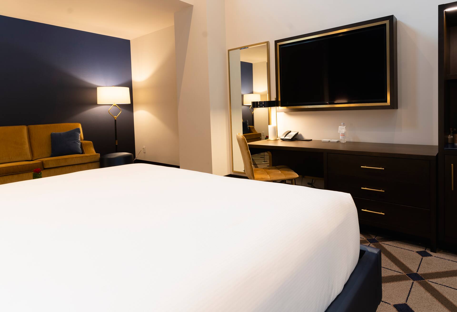 1 King Bed Oversized Room W/ Sofabed photo 3