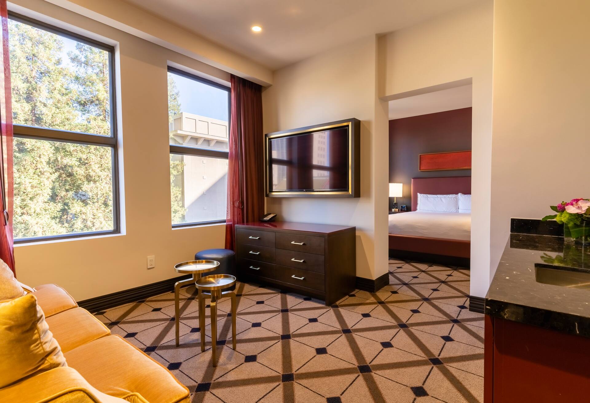 1 King Bedroom Jr Ste Mobility Acc W/ri Shwr photo 3