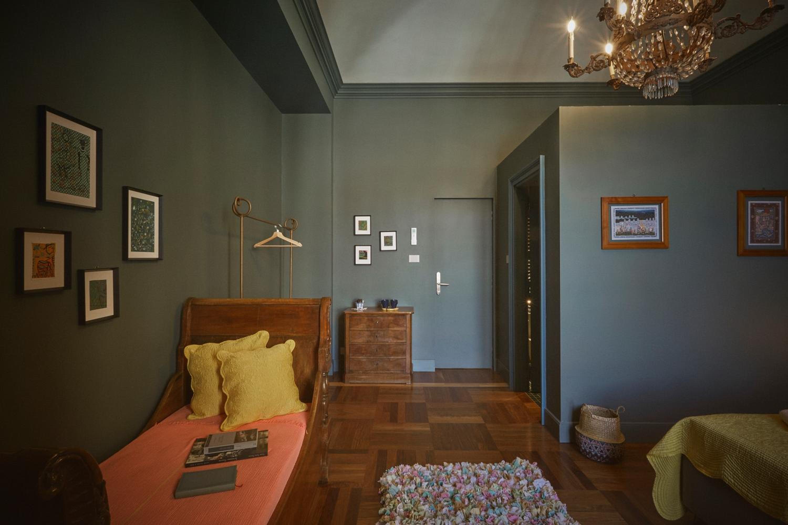 Deluxe Double Room (2 Adults + 1 Child) - Photo 4