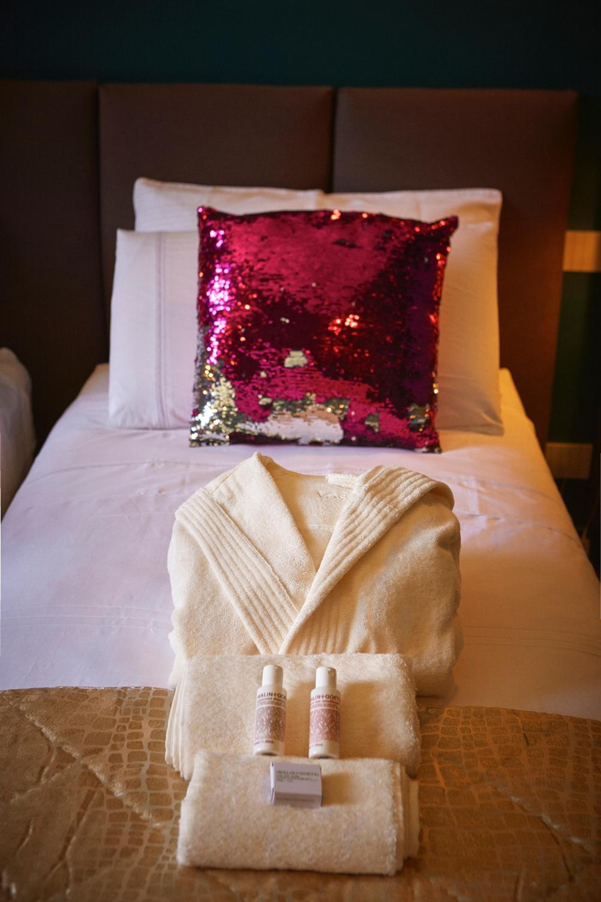 Double or Twin Room - Photo 3