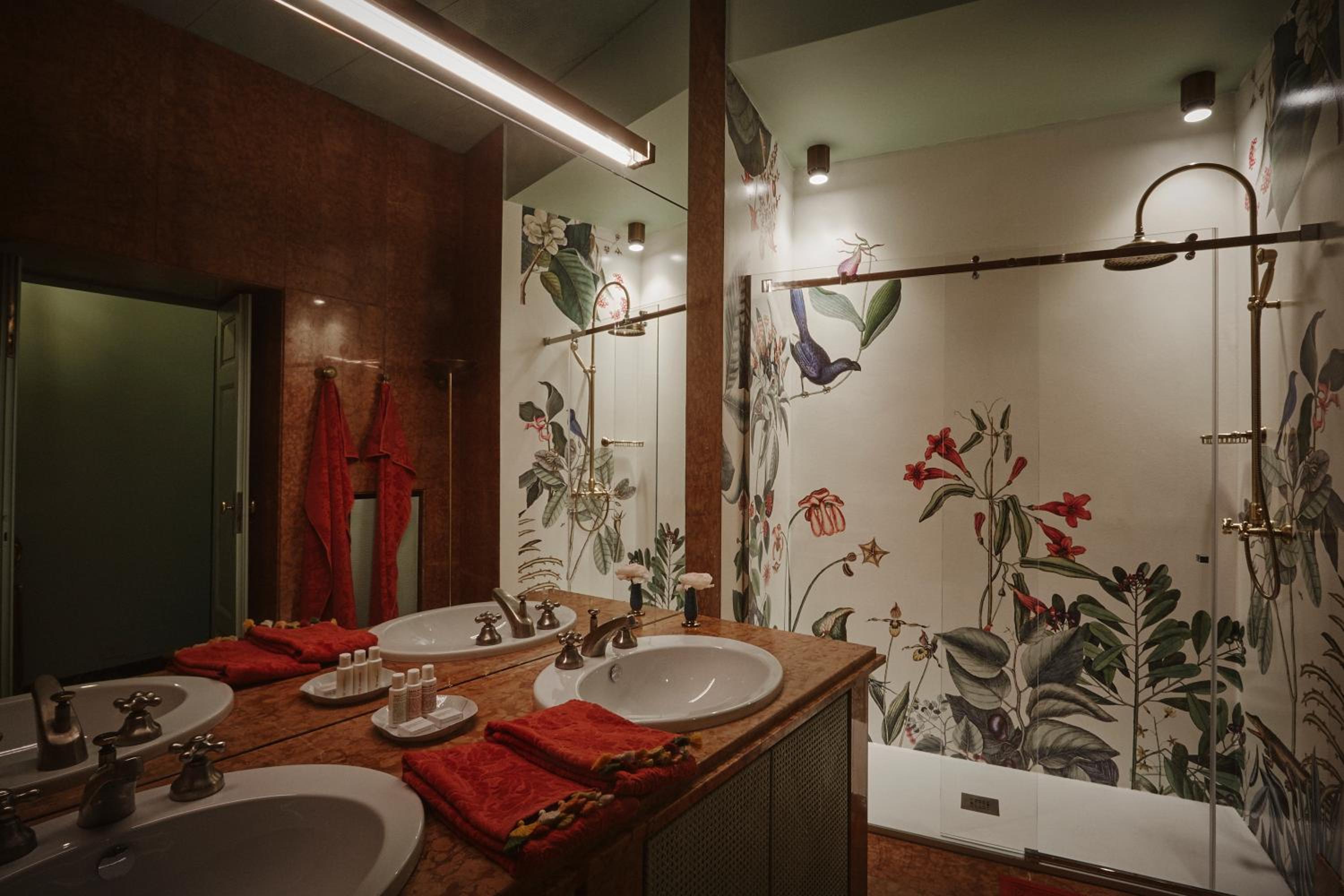 Deluxe King Room - Photo 2