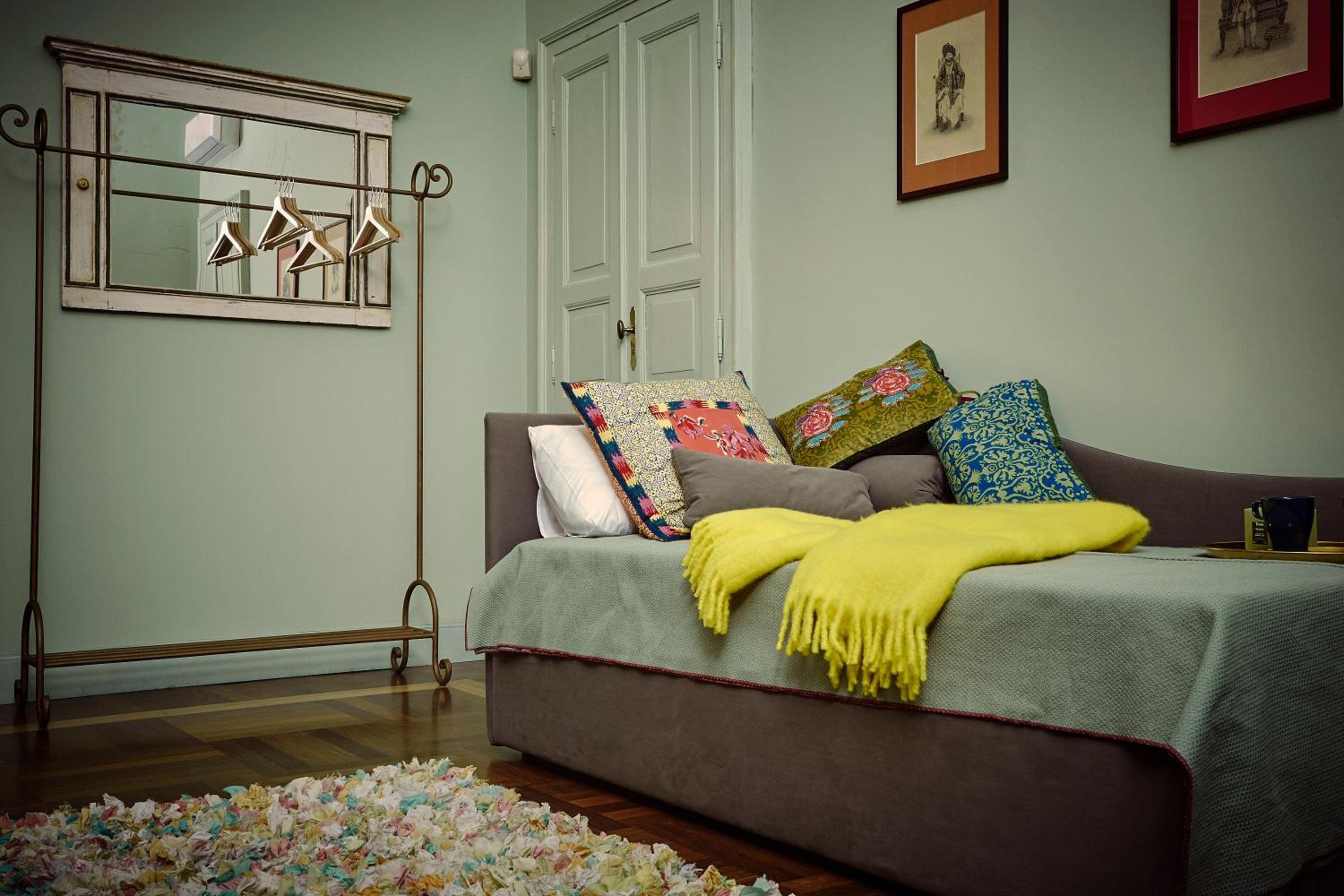 Deluxe King Room - Photo 4