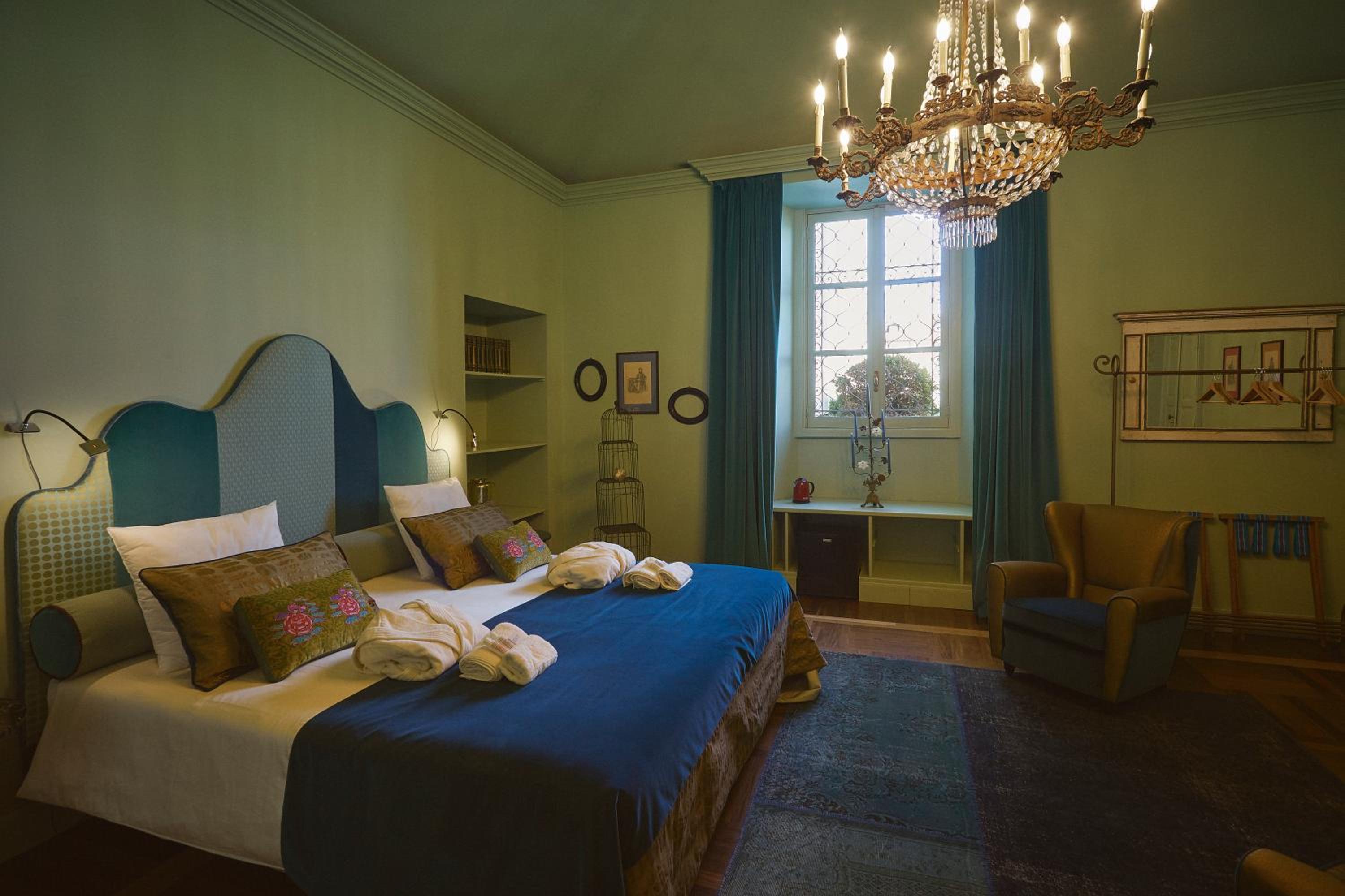 Deluxe King Room - Photo 7