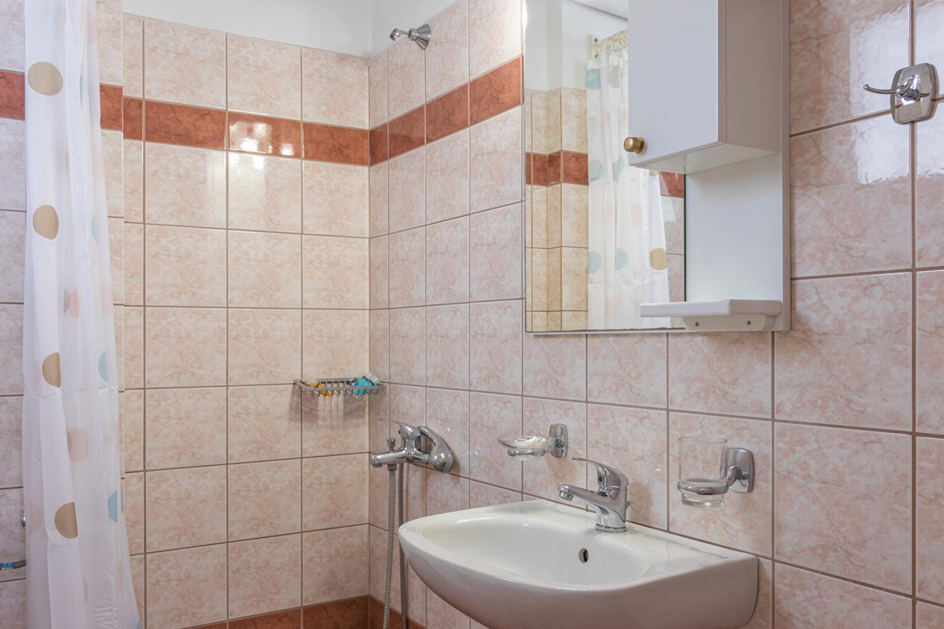 Studio (3 Adults) - Photo 2