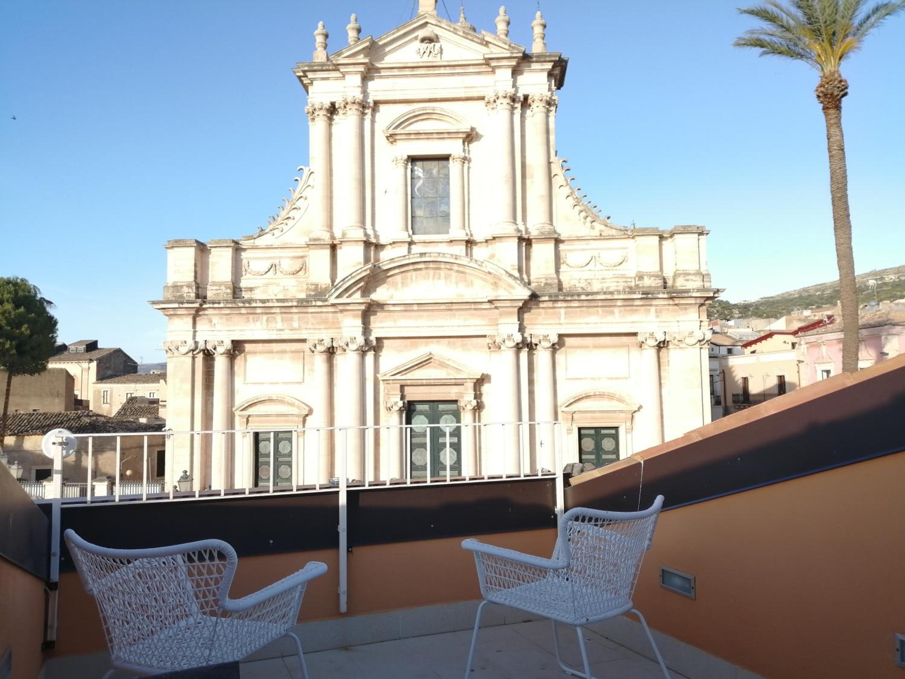Deluxe Double Room with Balcony photo 2